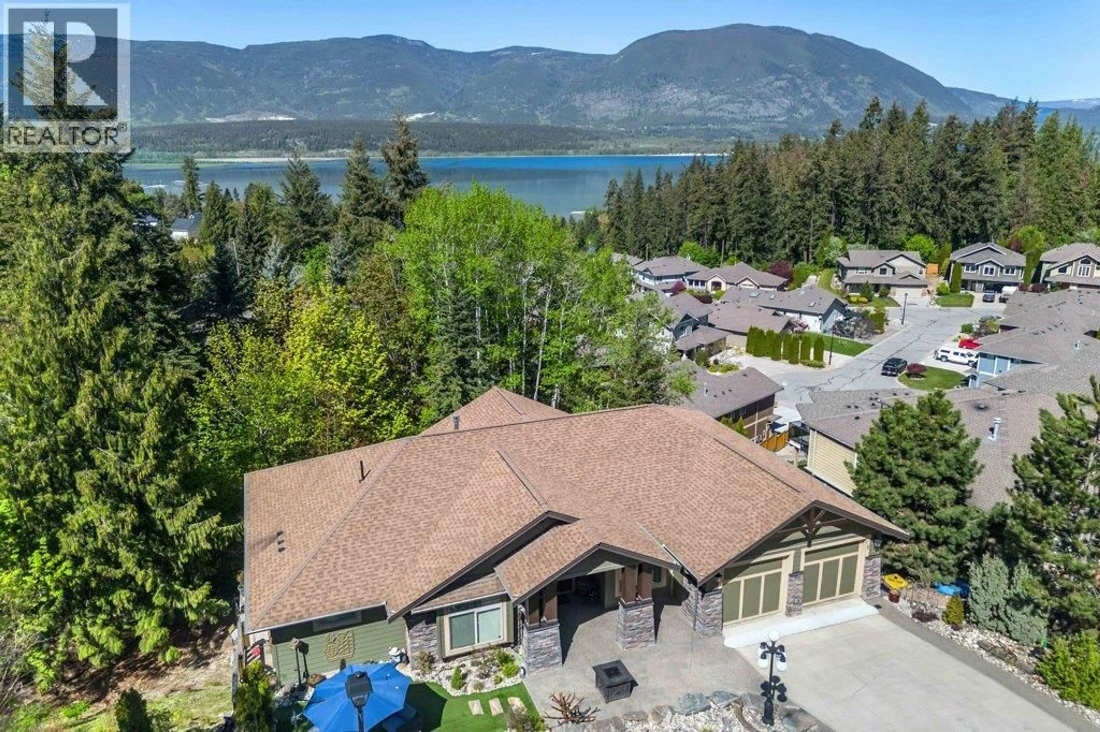 A pic from outside/outdoor area/front of a property/back of a property/a pic from drone, water/lake/river/ocean view for 1 - 1581 20 STREET NORTHEAST, Salmon Arm British Columbia V1E0A7