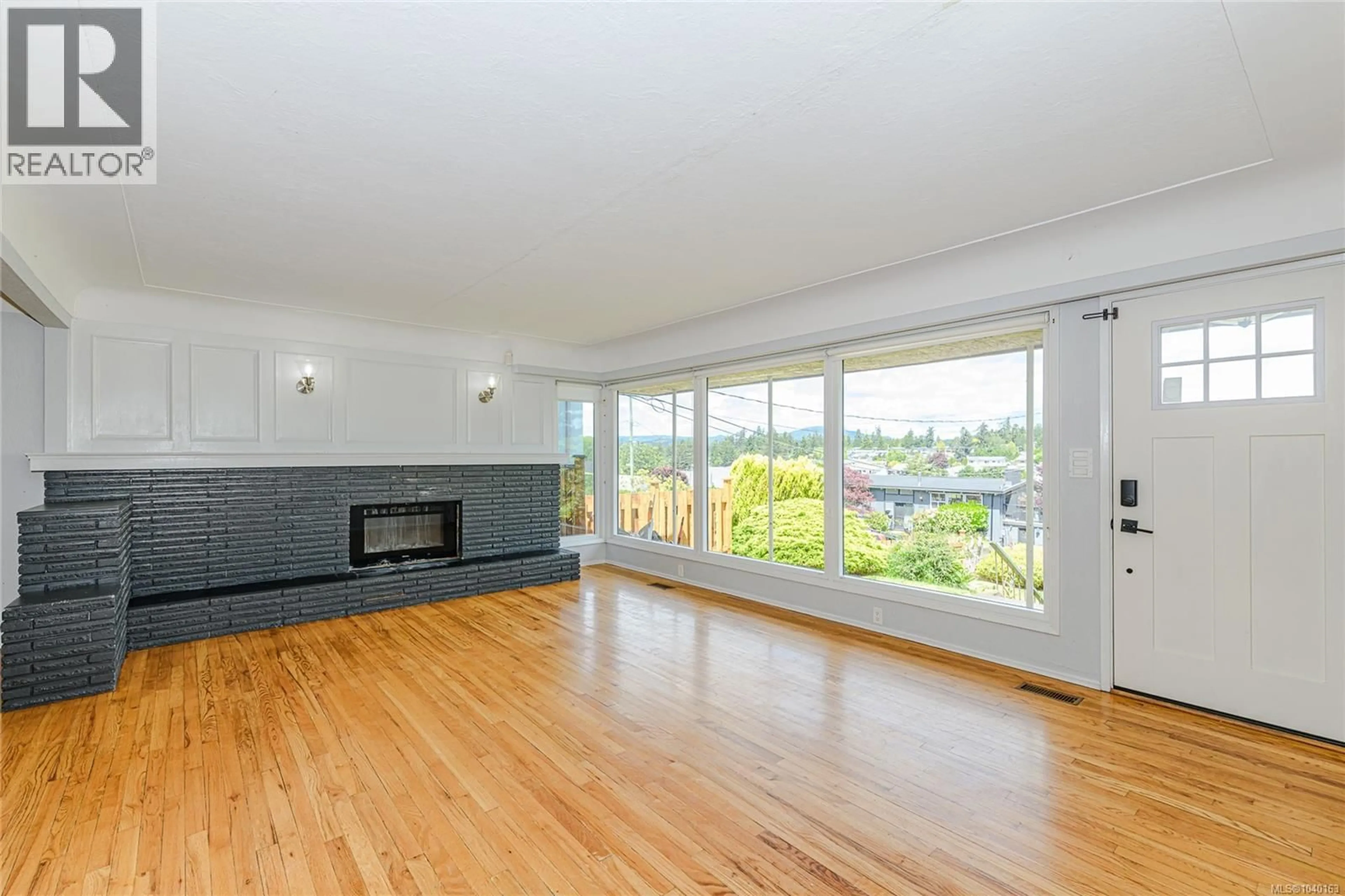 Living room with furniture, wood/laminate floor for 585 BAKER STREET, Saanich British Columbia V8Z2H6