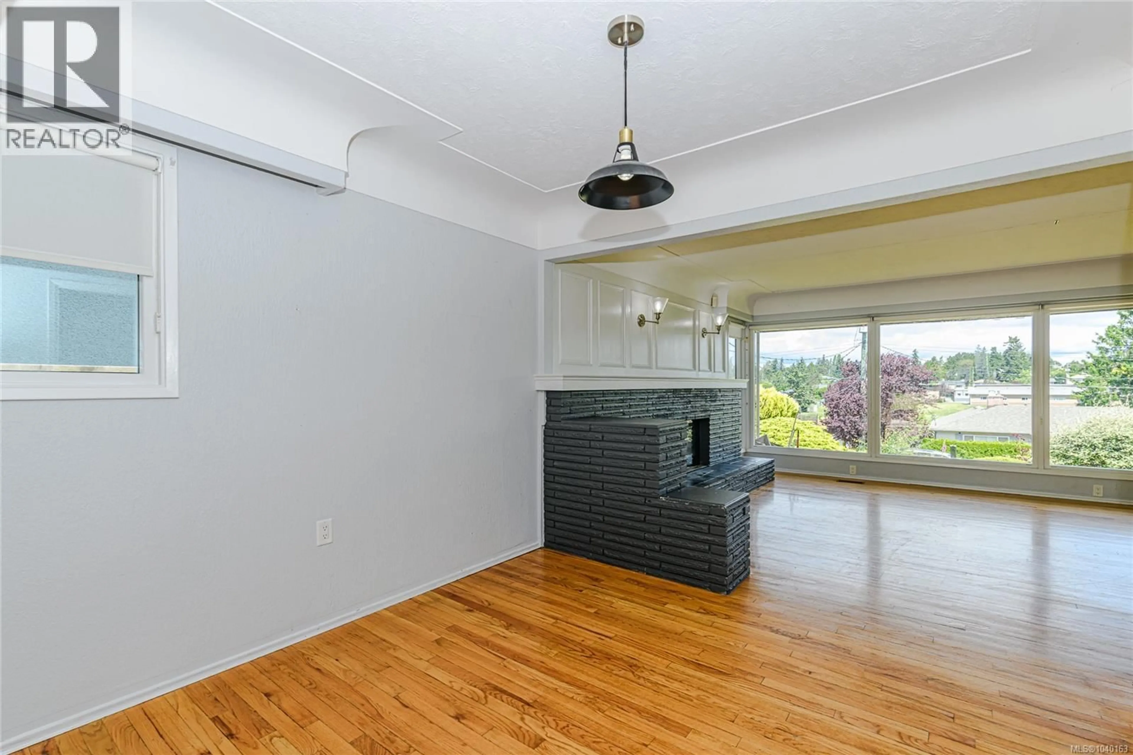 A pic of a room for 585 BAKER STREET, Saanich British Columbia V8Z2H6