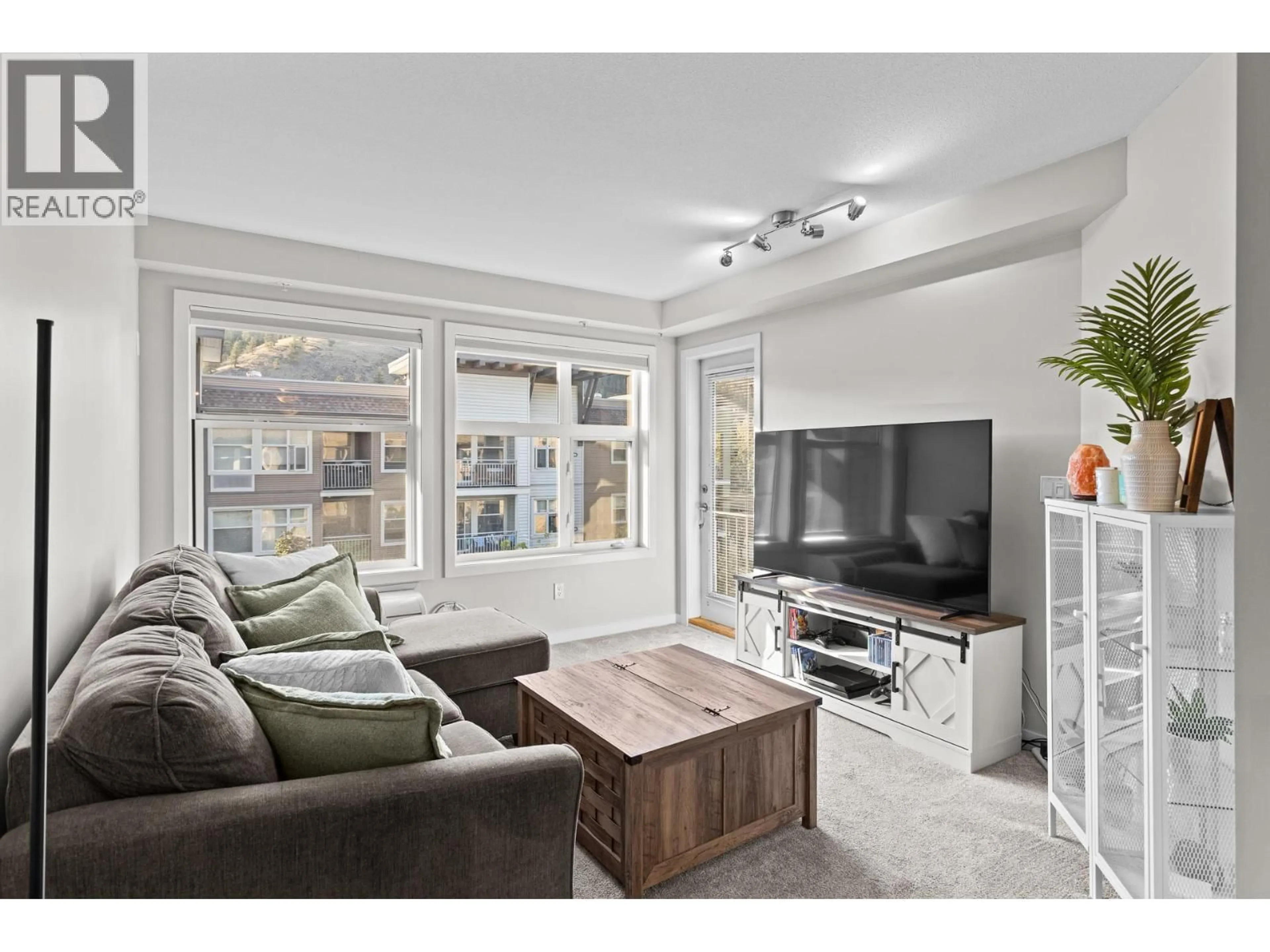 Living room with furniture, wood/laminate floor for 411 - 533 YATES ROAD, Kelowna British Columbia V1V2T8