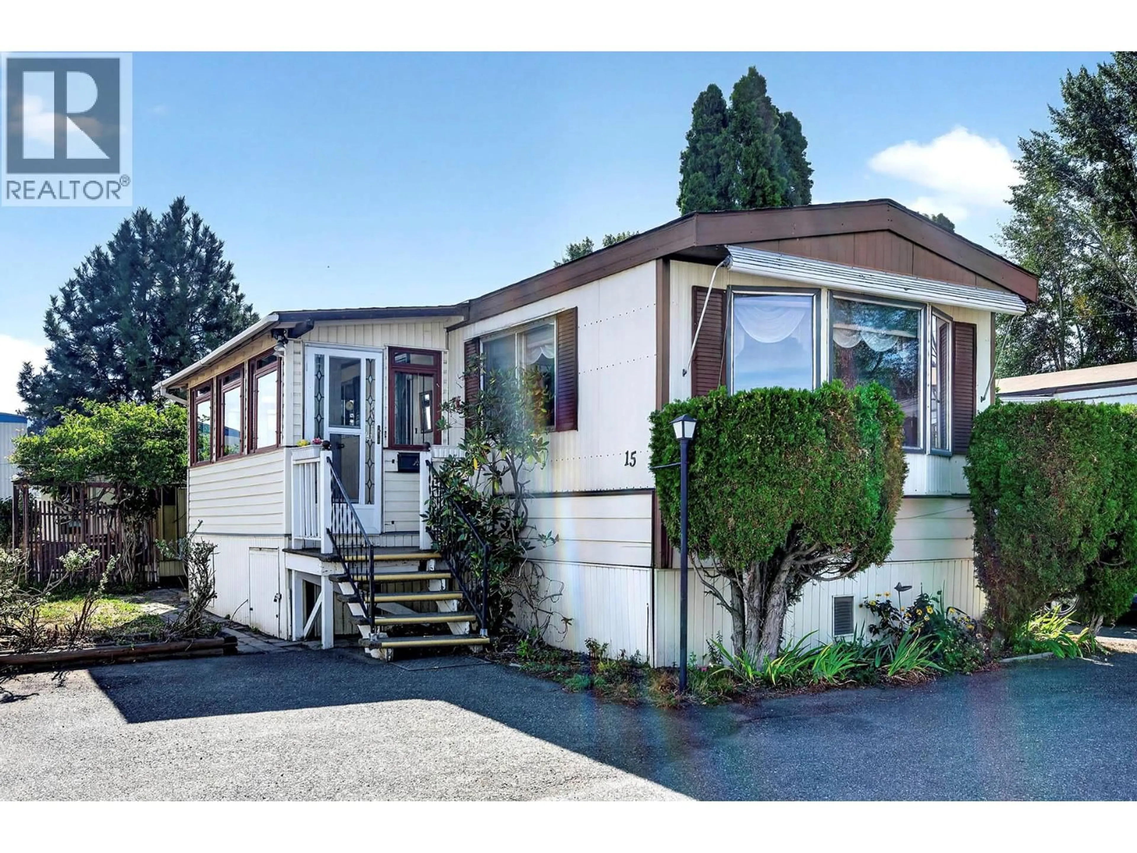 Home with vinyl exterior material, street for 15 MARS DRIVE, Kamloops British Columbia V2B1B3
