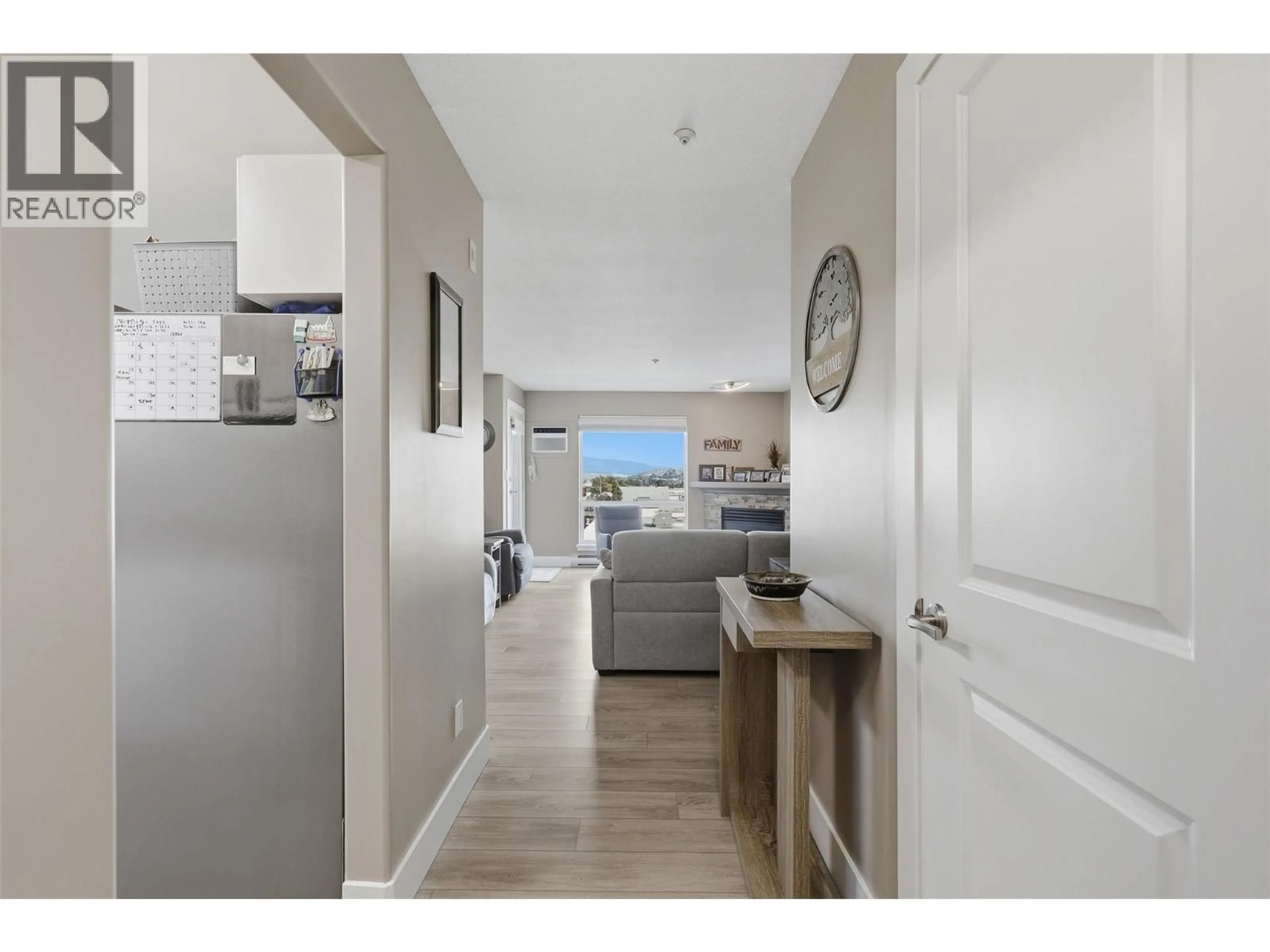 Indoor entryway for 303 - 683 VICTORIA STREET, Kamloops British Columbia V2C2B3