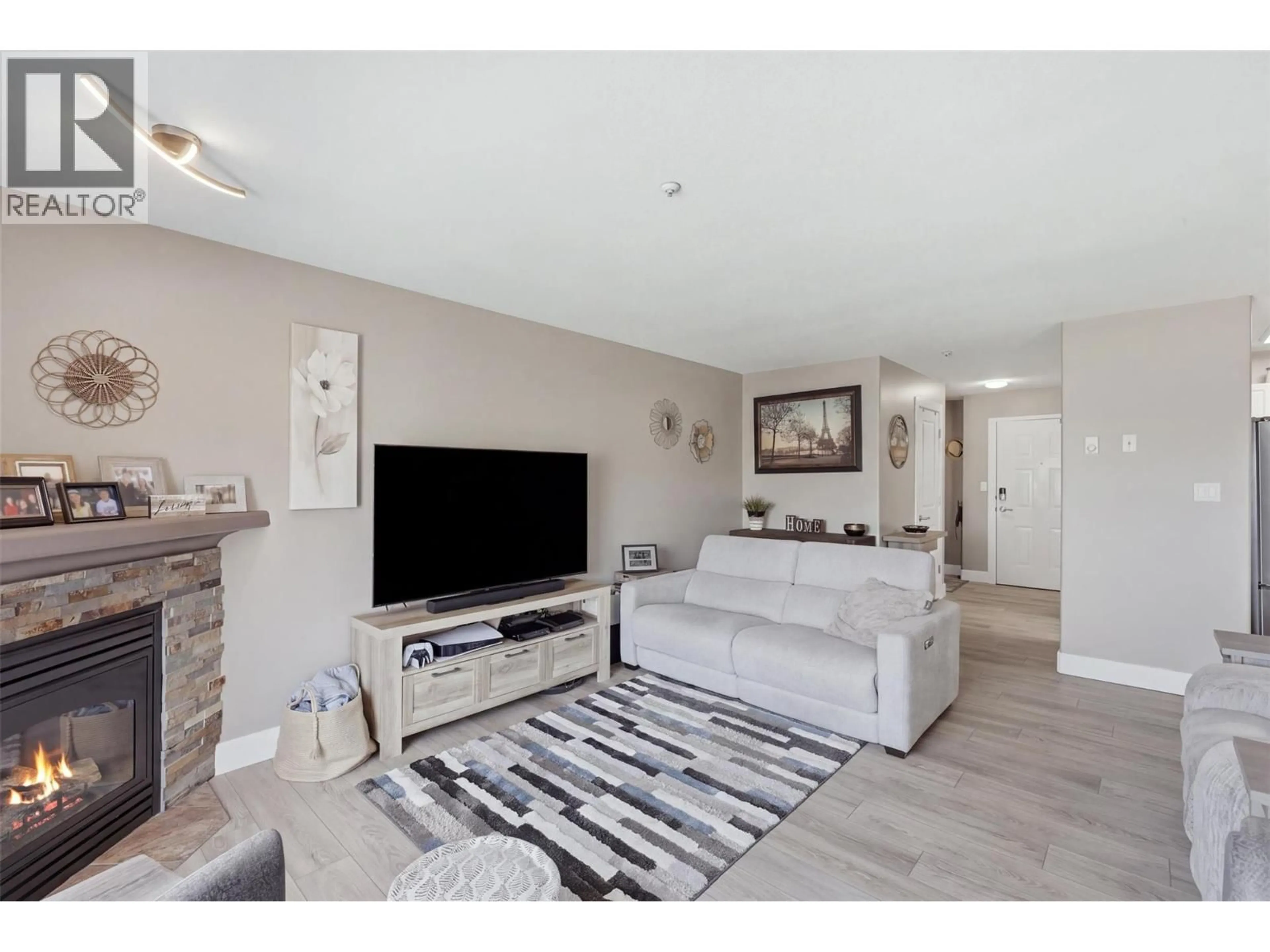 Living room with furniture, unknown for 303 - 683 VICTORIA STREET, Kamloops British Columbia V2C2B3