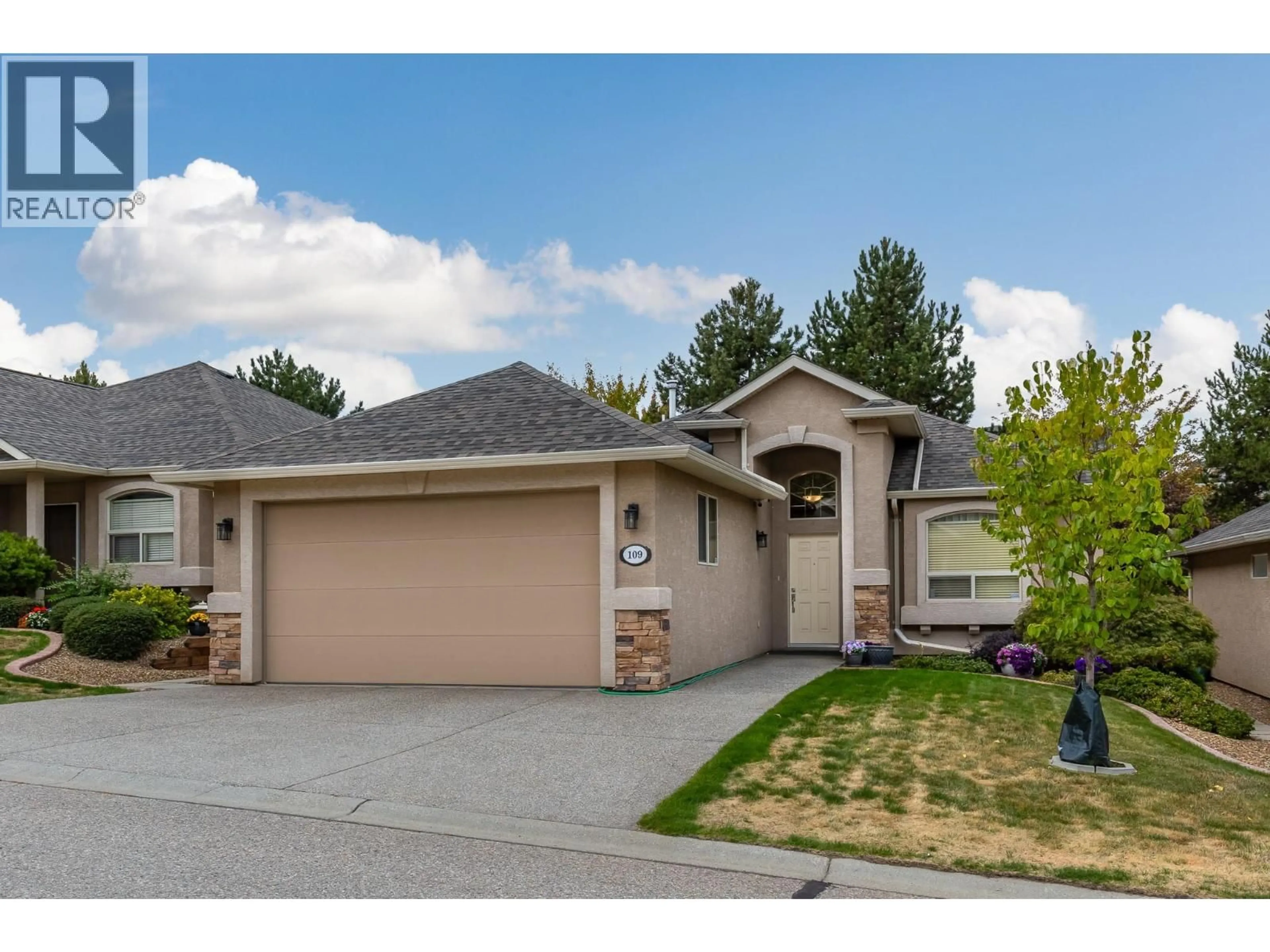 Home with vinyl exterior material, street for 109 - 901 MIDDLETON WAY, Vernon British Columbia V1B3Z1