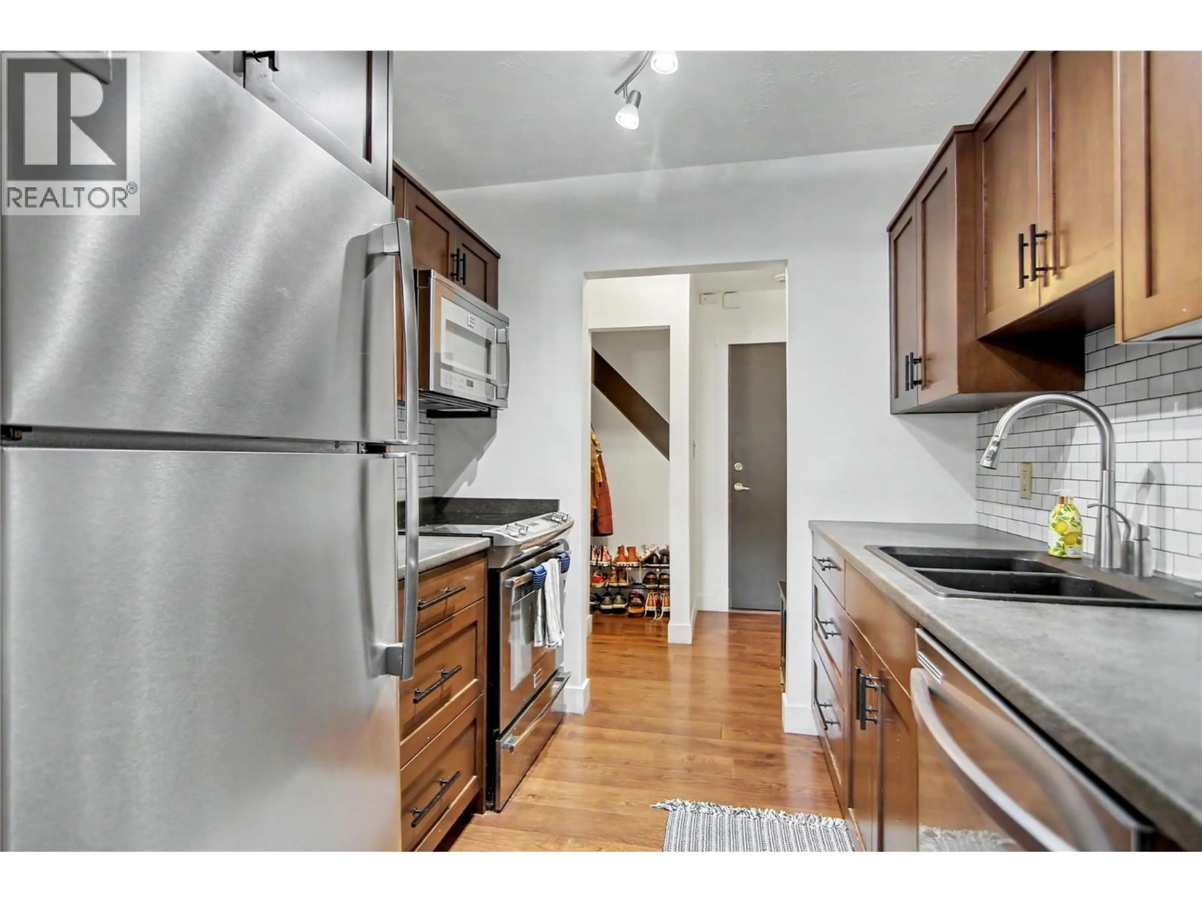 Standard kitchen, unknown for 338 - 1665 UFTON COURT, Kelowna British Columbia V1Y8G7