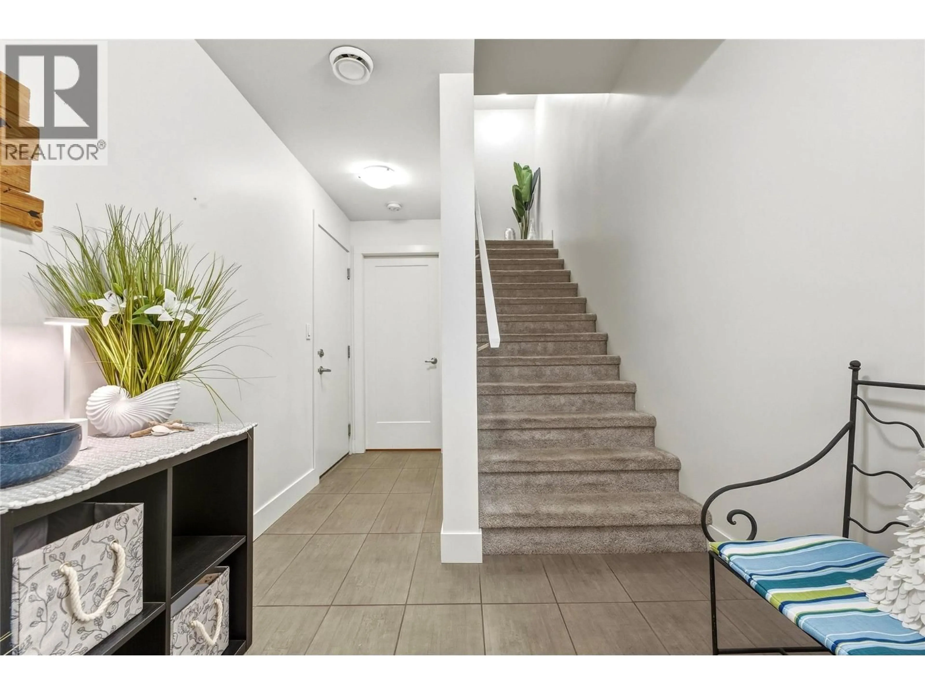 Indoor foyer for 25 - 933 MT ROBSON PLACE, Vernon British Columbia V1B4G4