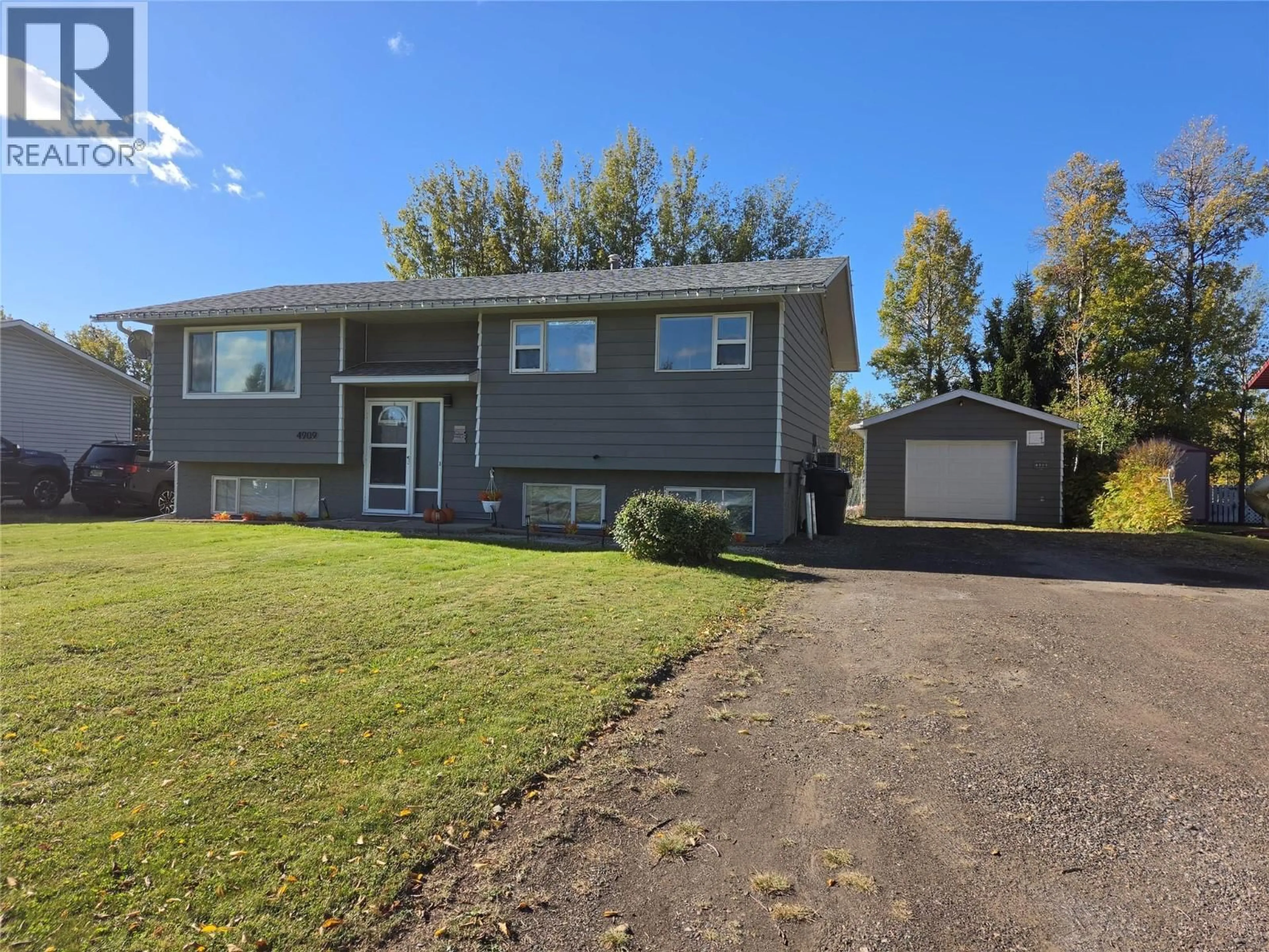 Home with vinyl exterior material, street for 4909 45 STREET NORTHEAST, Chetwynd British Columbia V0C1J0