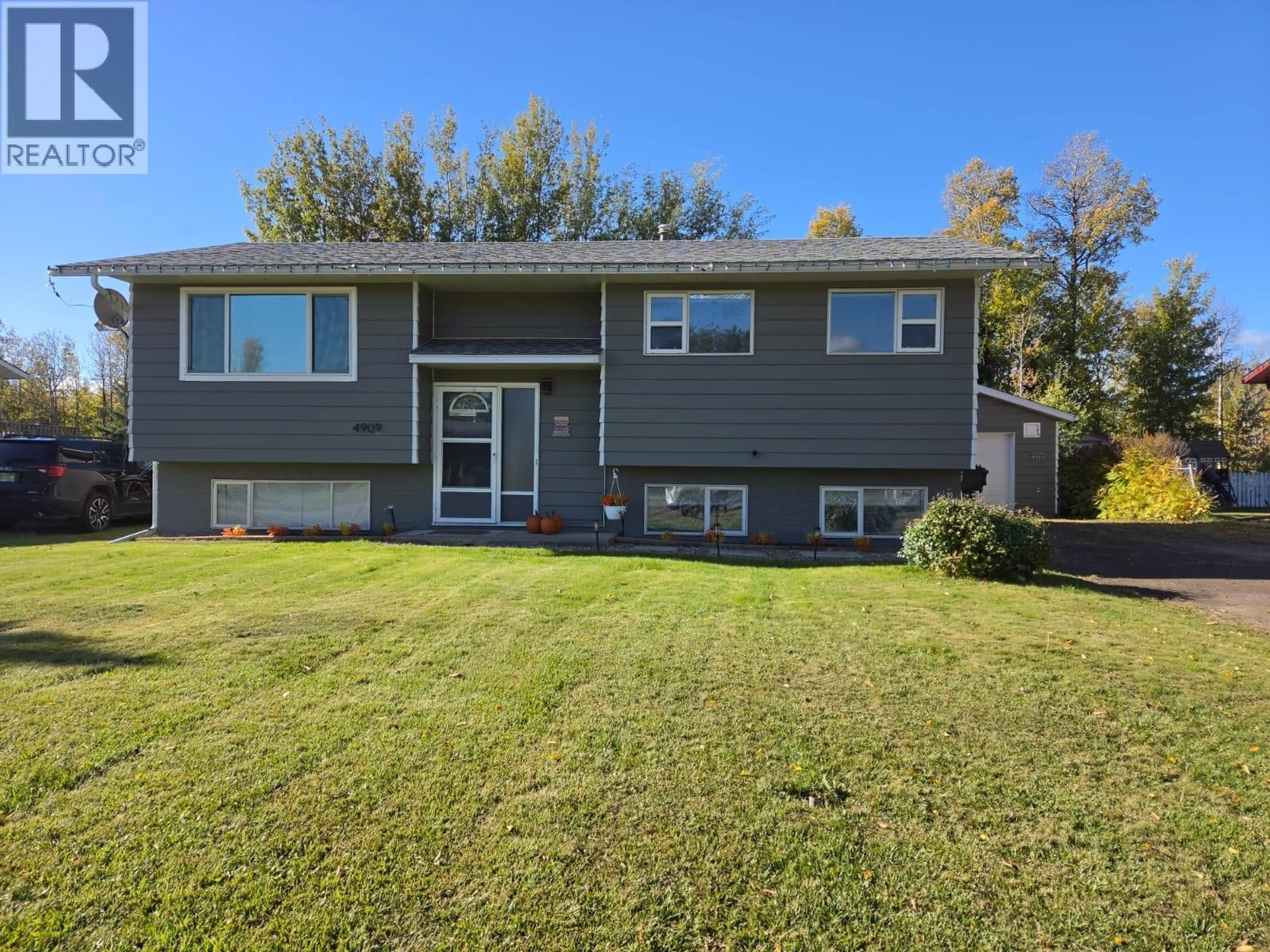 Home with vinyl exterior material, street for 4909 45 STREET NORTHEAST, Chetwynd British Columbia V0C1J0