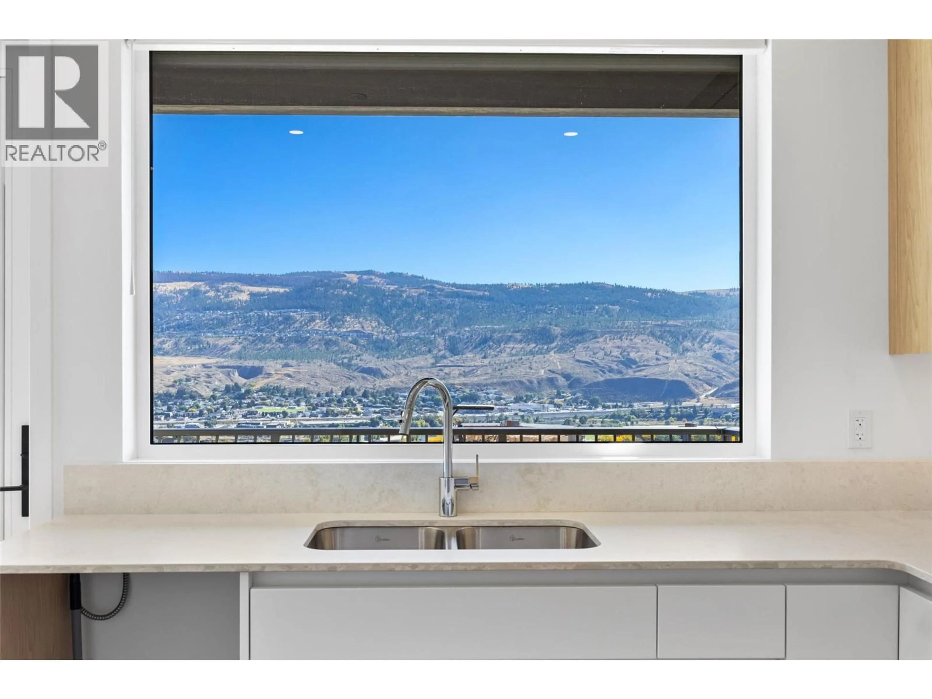 Contemporary kitchen, unknown for 5044 SUN RIVERS DRIVE, Kamloops British Columbia V2H0E7