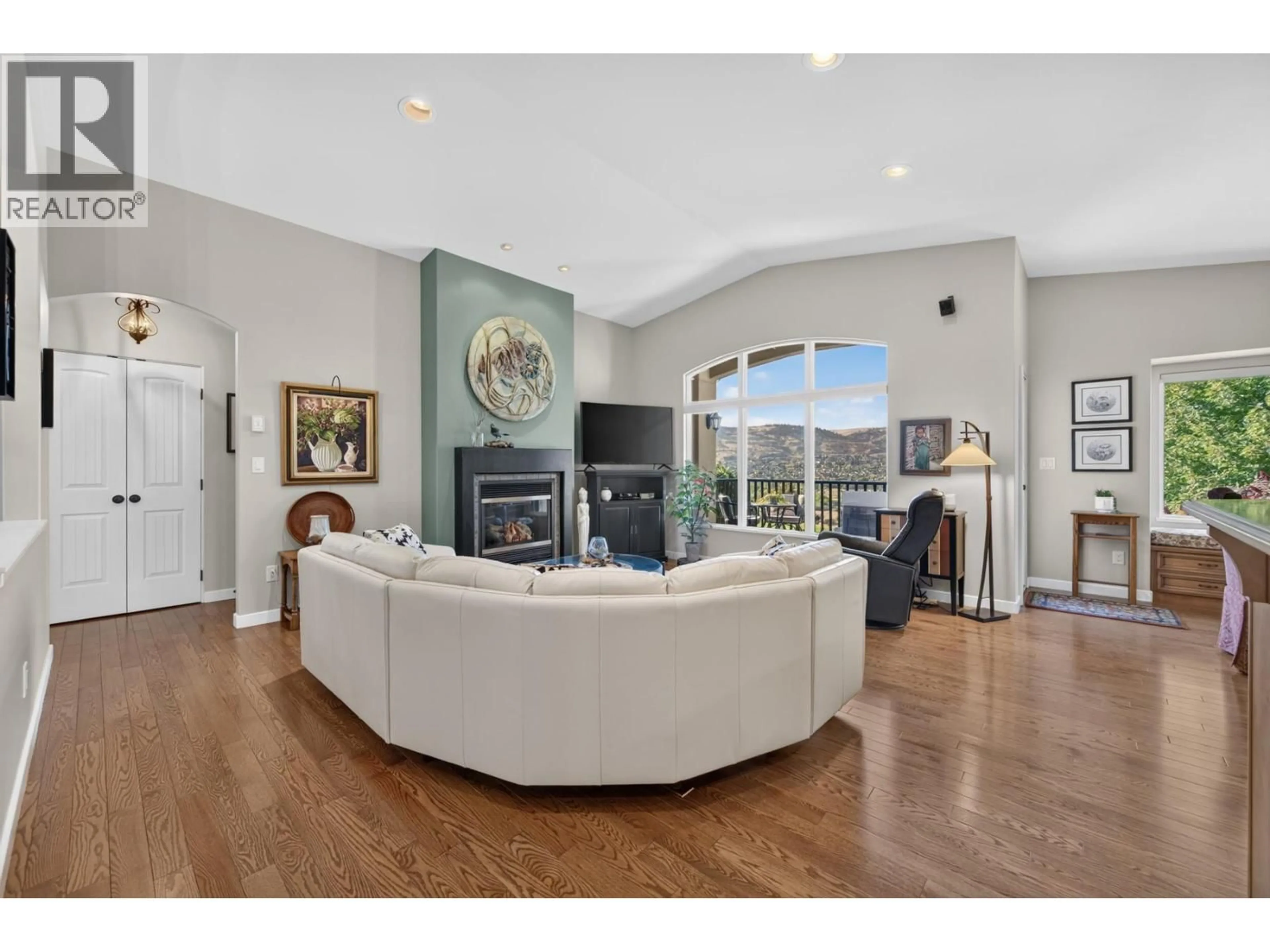 Living room with furniture, unknown for 784 ROSEWOOD CRESCENT, Kamloops British Columbia V2H1S4
