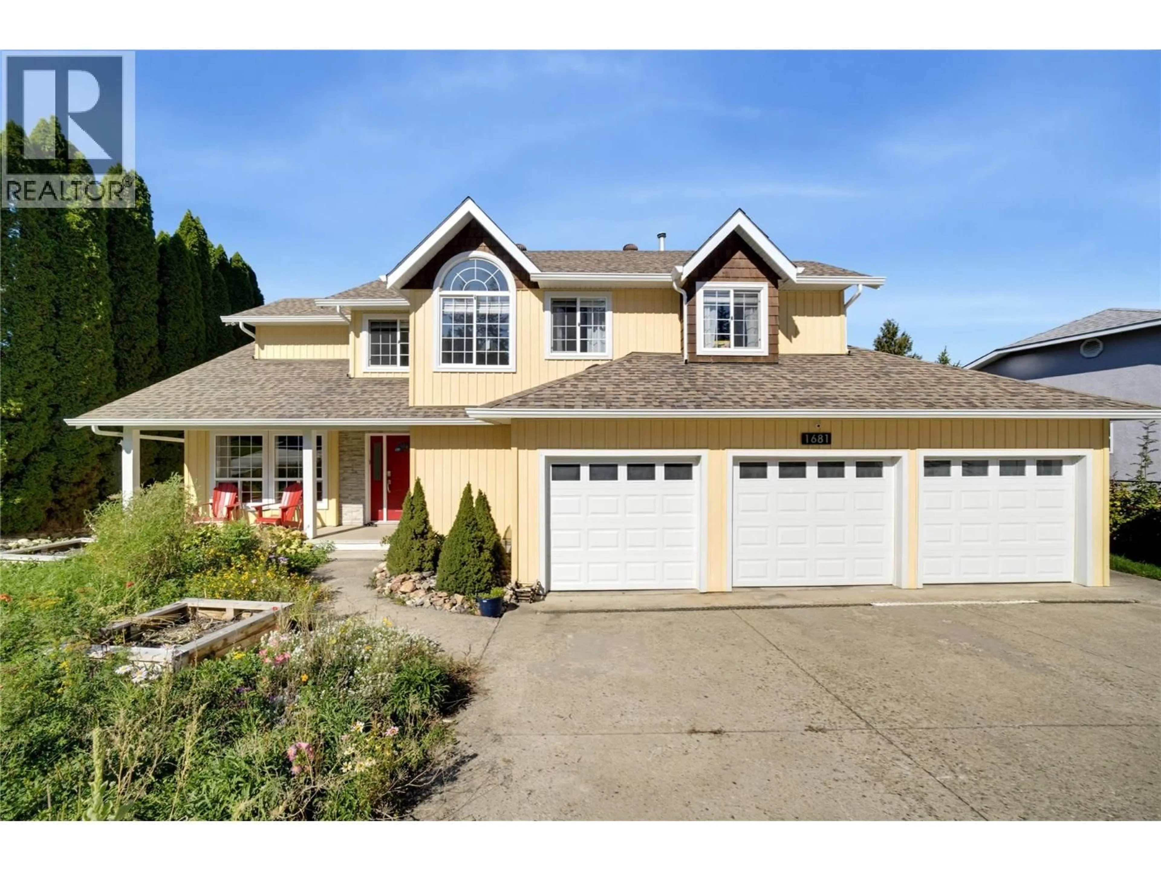 Home with vinyl exterior material, street for 1681 18 AVENUE SOUTHEAST, Salmon Arm British Columbia V1E2M9
