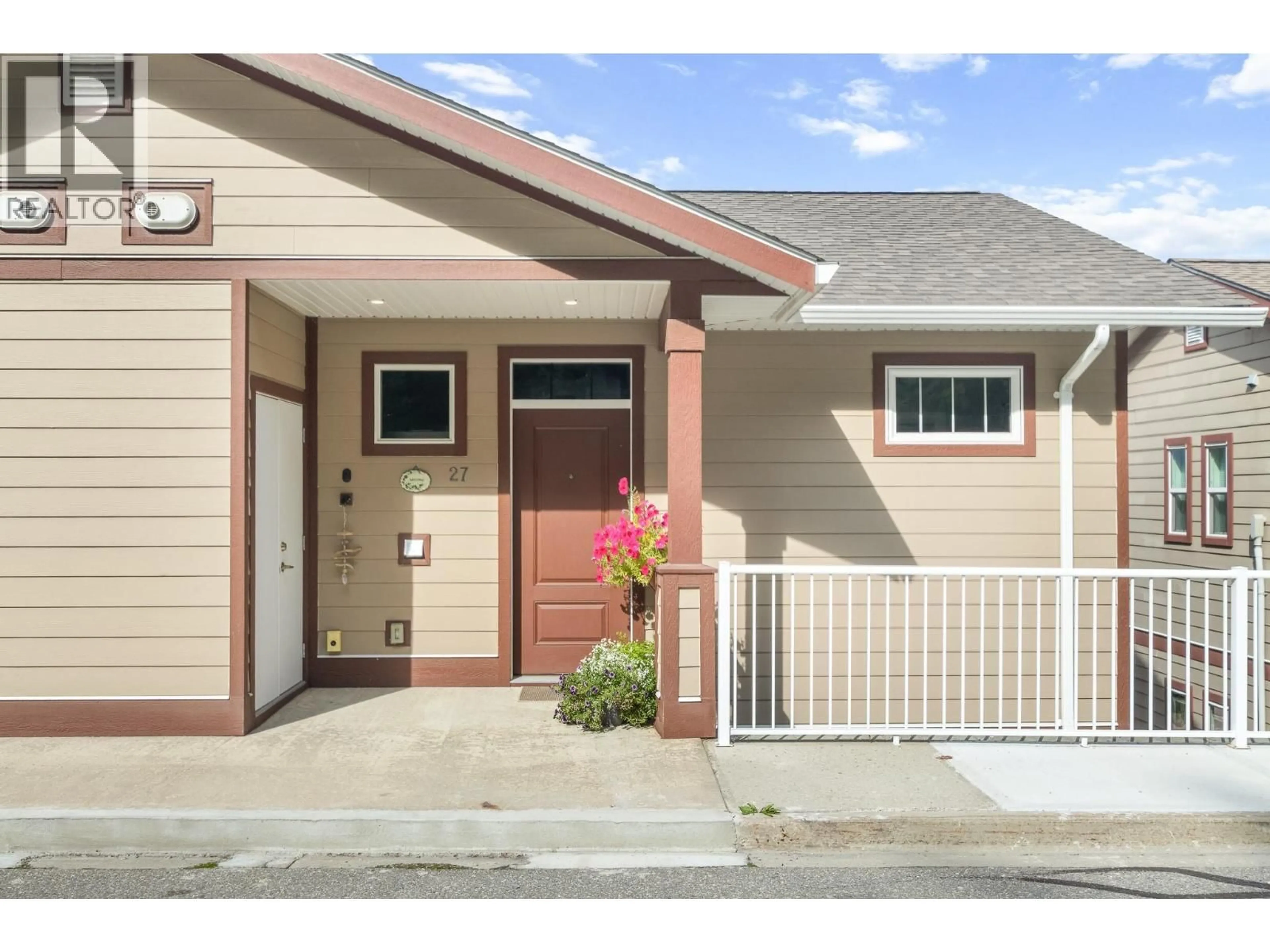 Home with vinyl exterior material, street for 27 - 1070 1 STREET SOUTHEAST, Salmon Arm British Columbia V1E0B6