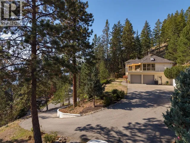 MINTO STREET, Peachland 3