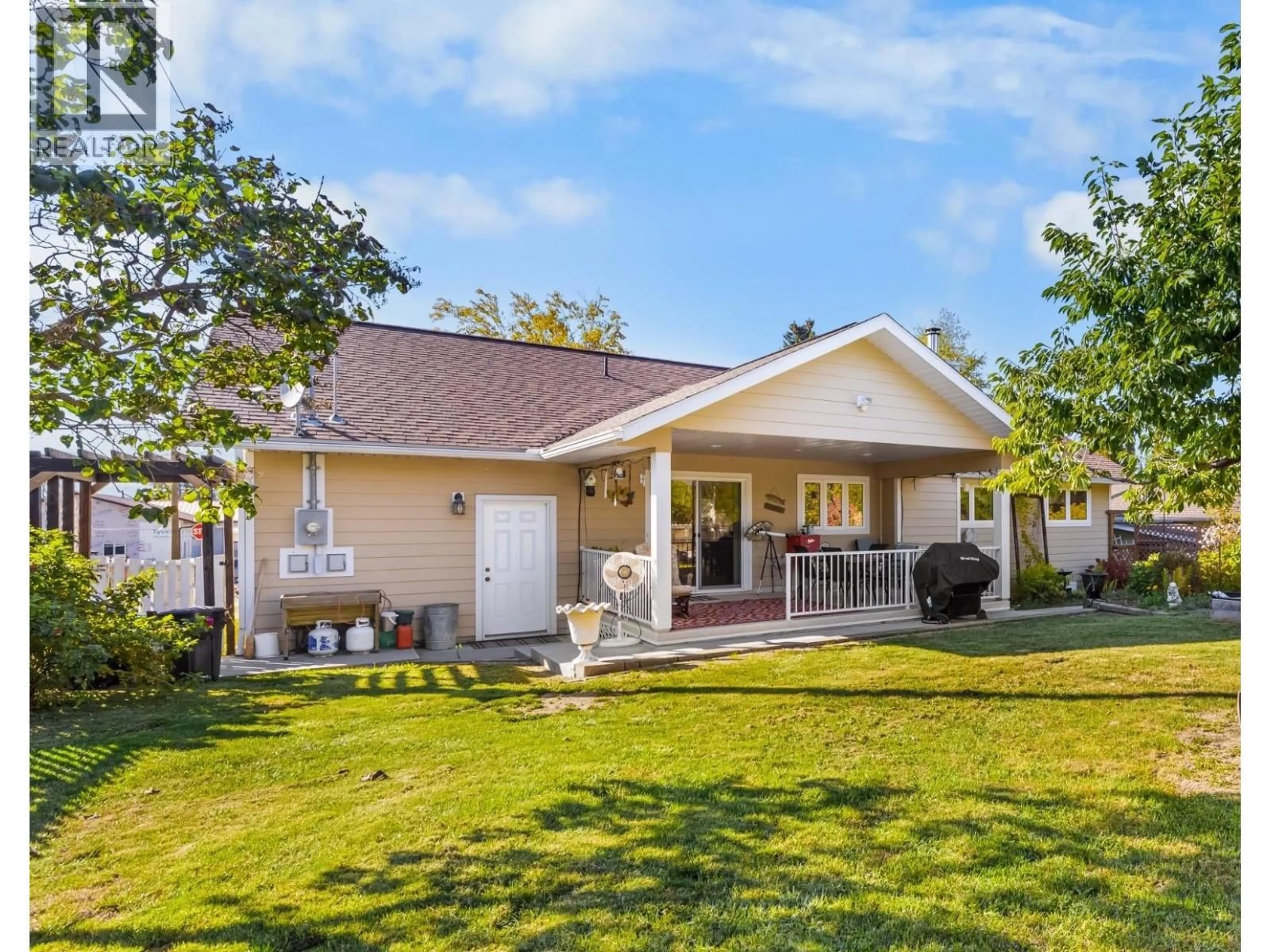 Home with vinyl exterior material, street for 434 25TH AVENUE SOUTH, Creston British Columbia V0B1G5
