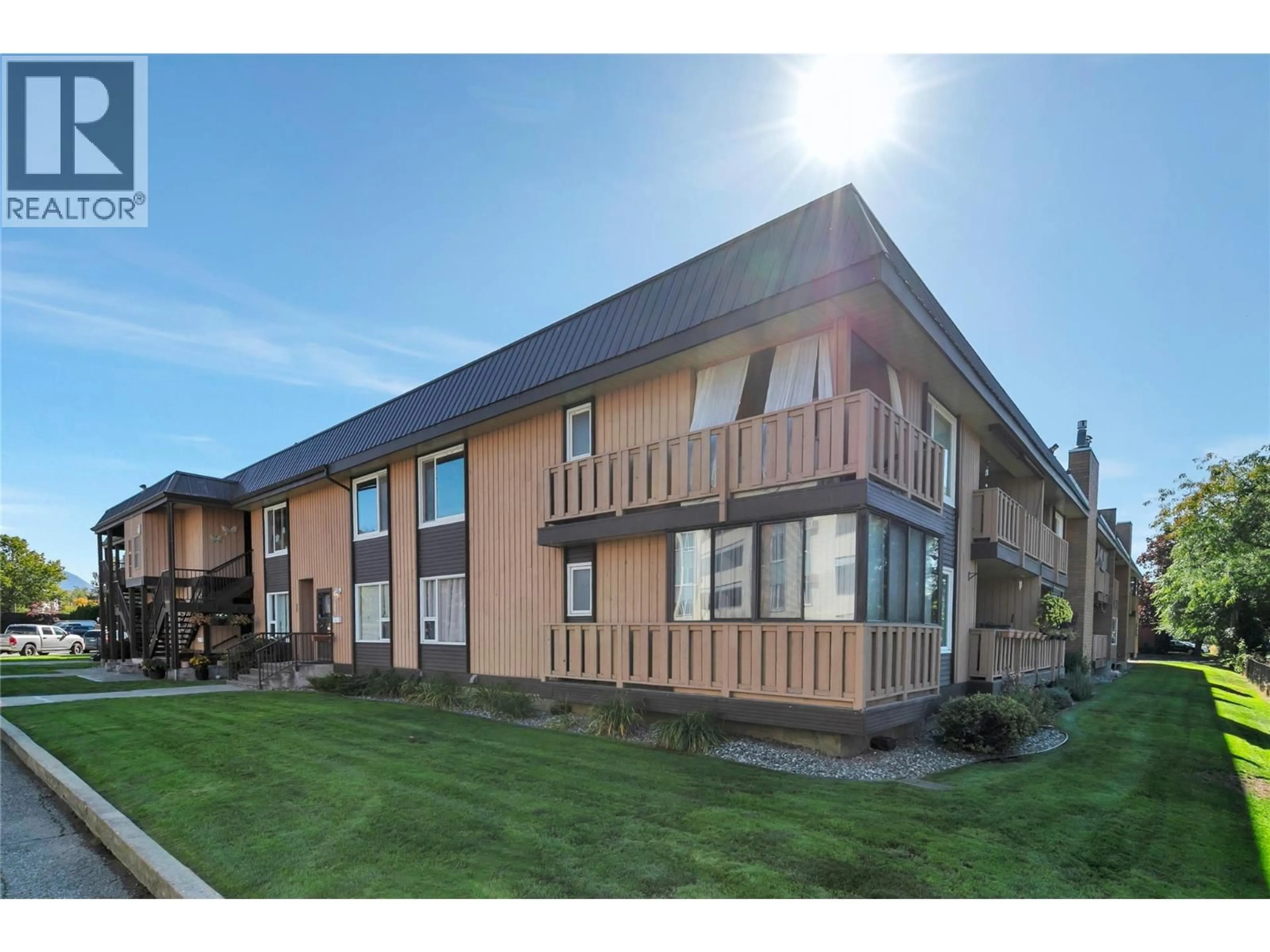 A pic from outside/outdoor area/front of a property/back of a property/a pic from drone, building for 209 - 1660 UFTON COURT, Kelowna British Columbia V1Y8G7