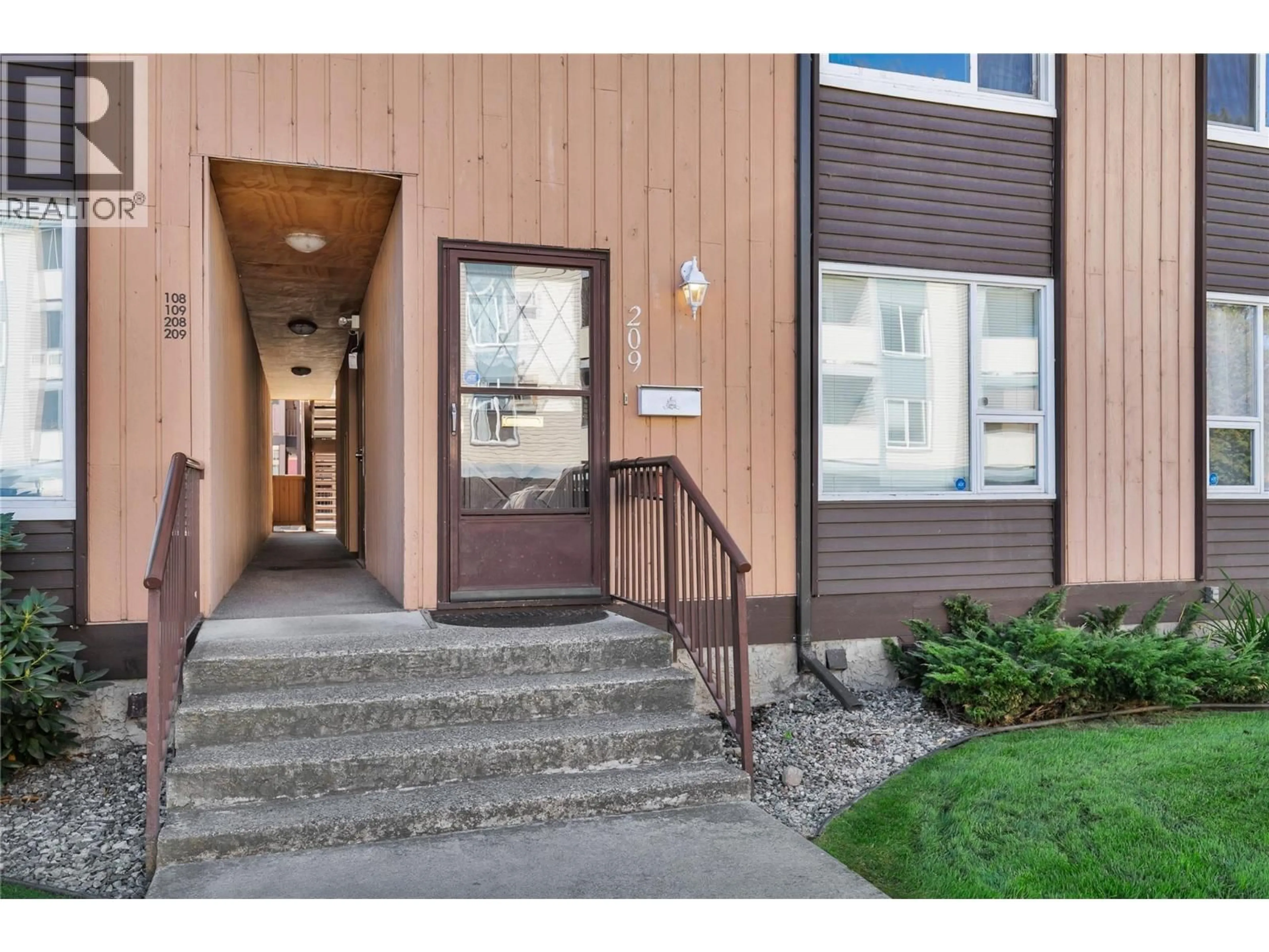 Indoor foyer for 209 - 1660 UFTON COURT, Kelowna British Columbia V1Y8G7