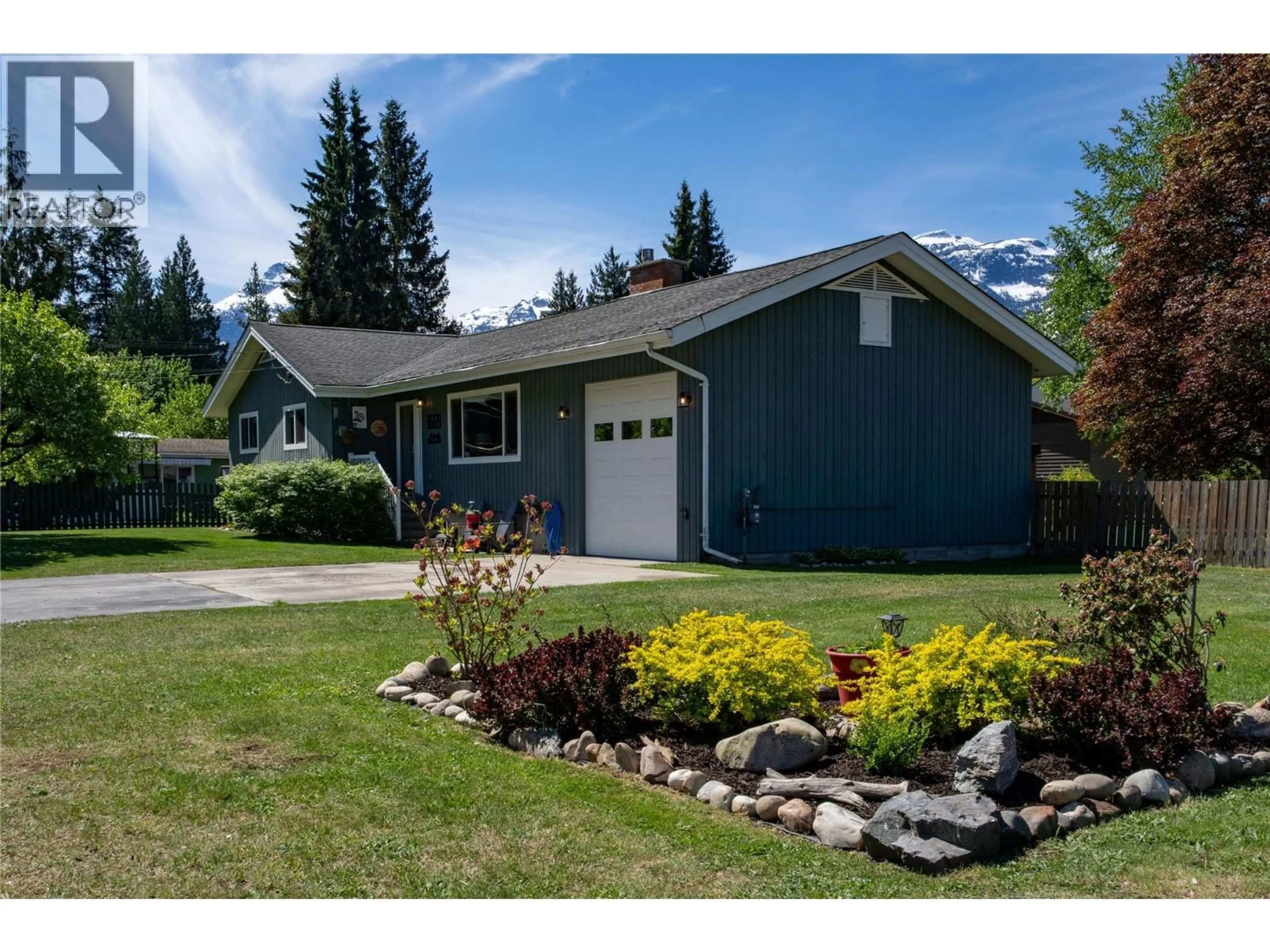Home with vinyl exterior material, street for 1669 HIOB ROAD, Revelstoke British Columbia V0e2s0