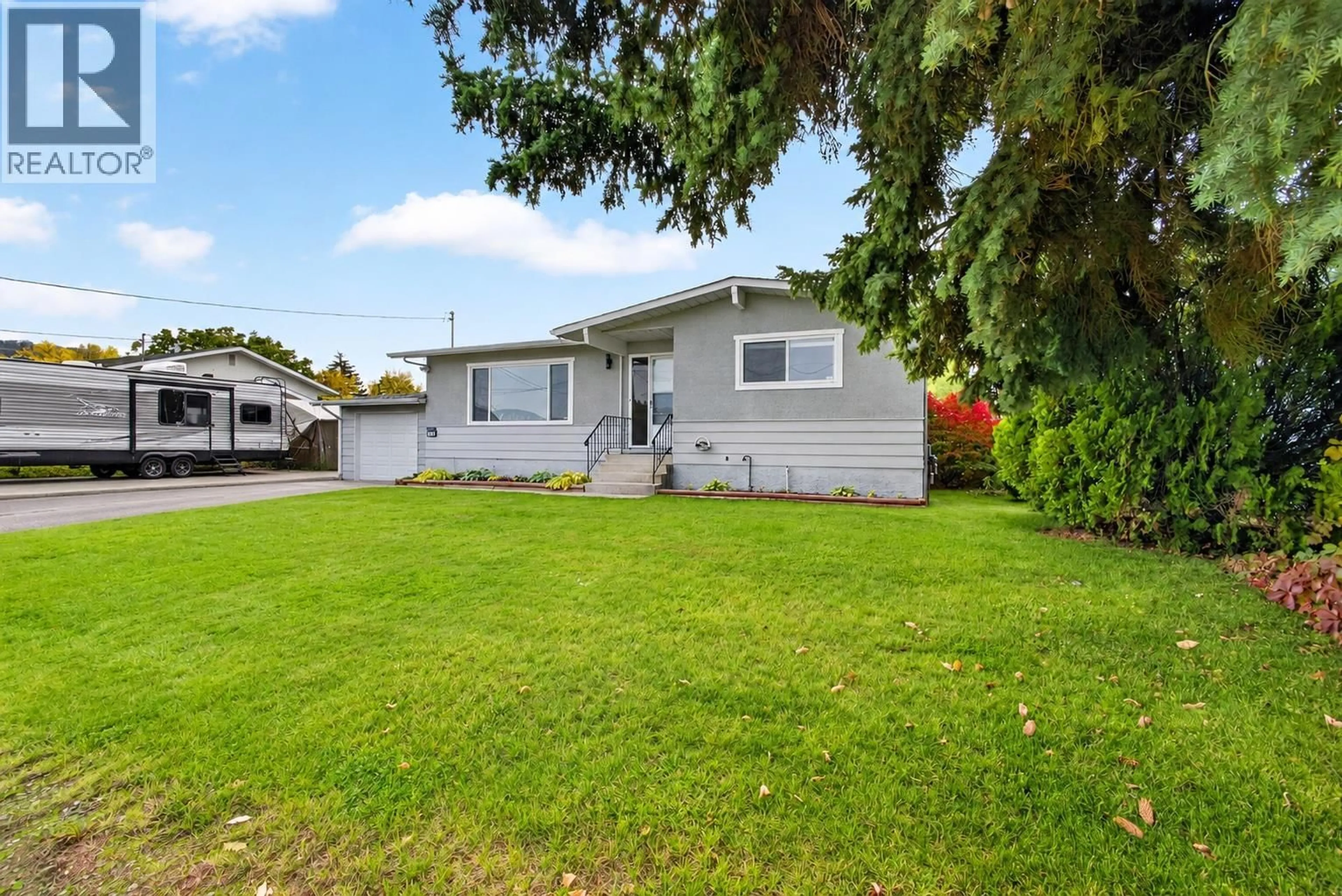 Home with vinyl exterior material, street for 175 VENUS ROAD, Kelowna British Columbia V1X1H6