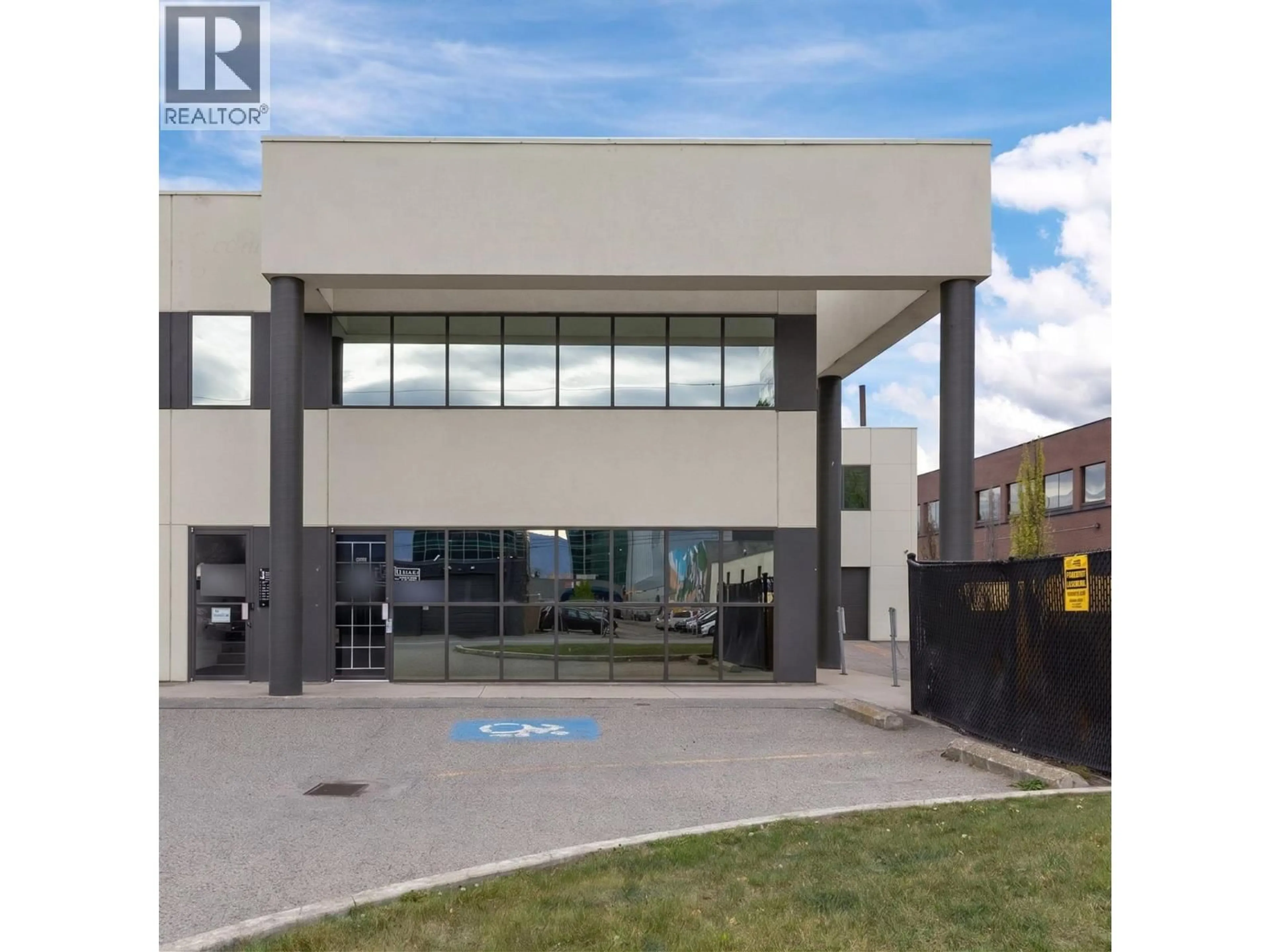 Indoor foyer for 110 - 1751 HARVEY AVENUE, Kelowna British Columbia V1Y6G4