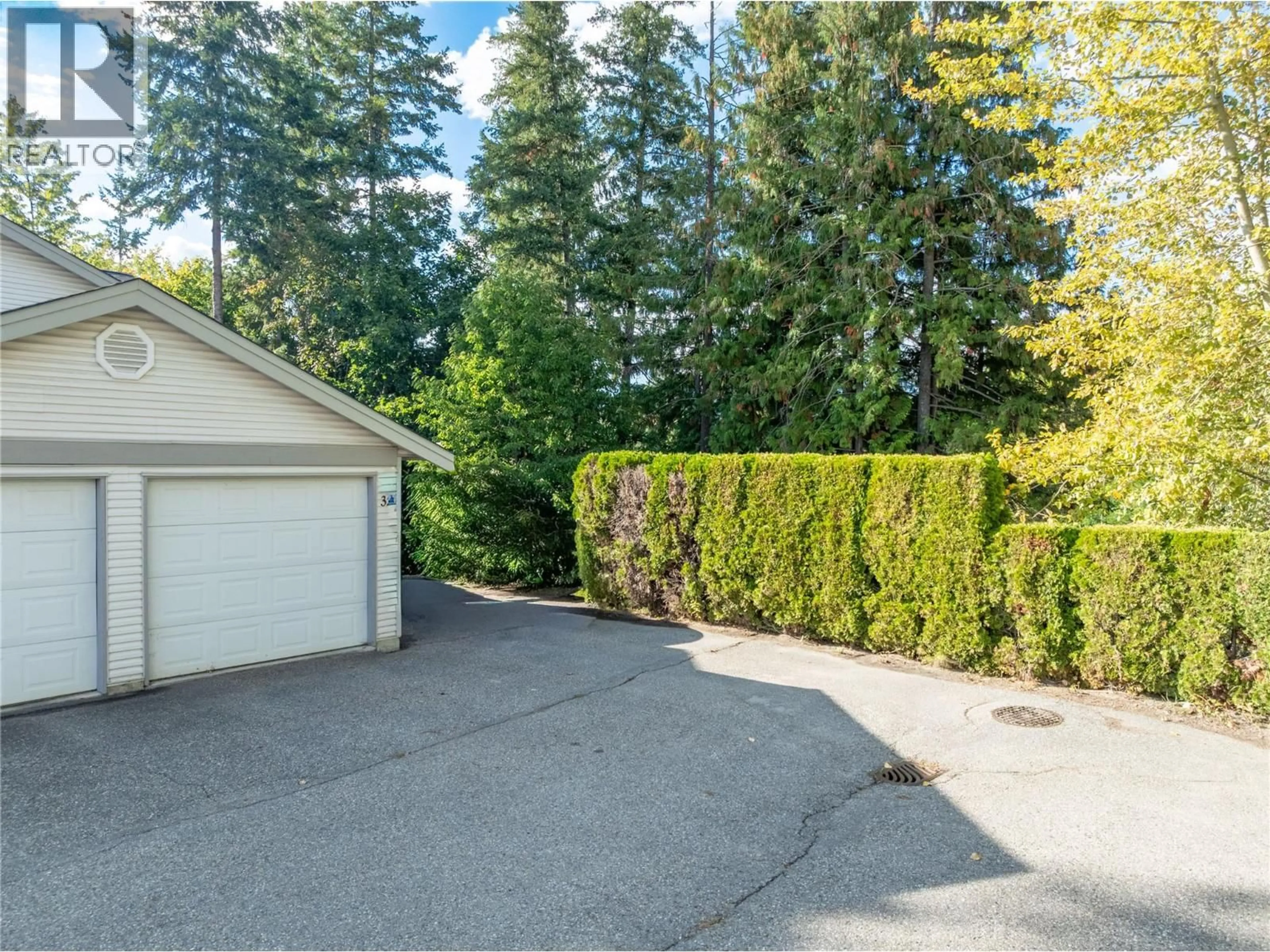 A pic from outside/outdoor area/front of a property/back of a property/a pic from drone, street for 32 - 171 17 STREET SOUTHEAST, Salmon Arm British Columbia V1E1P8
