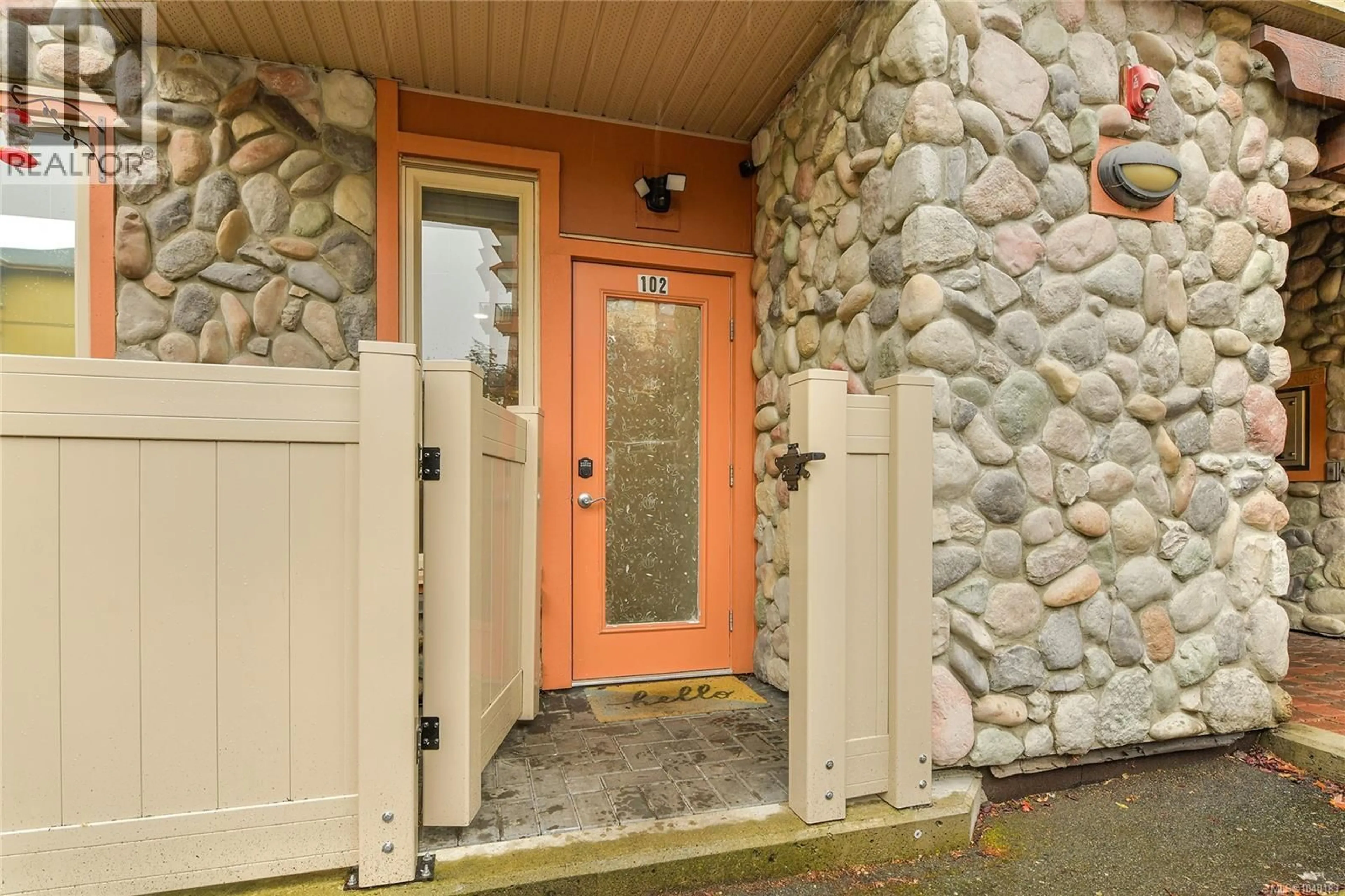 Indoor entryway for 102 - 825 GOLDSTREAM AVENUE, Langford British Columbia V9B2X8