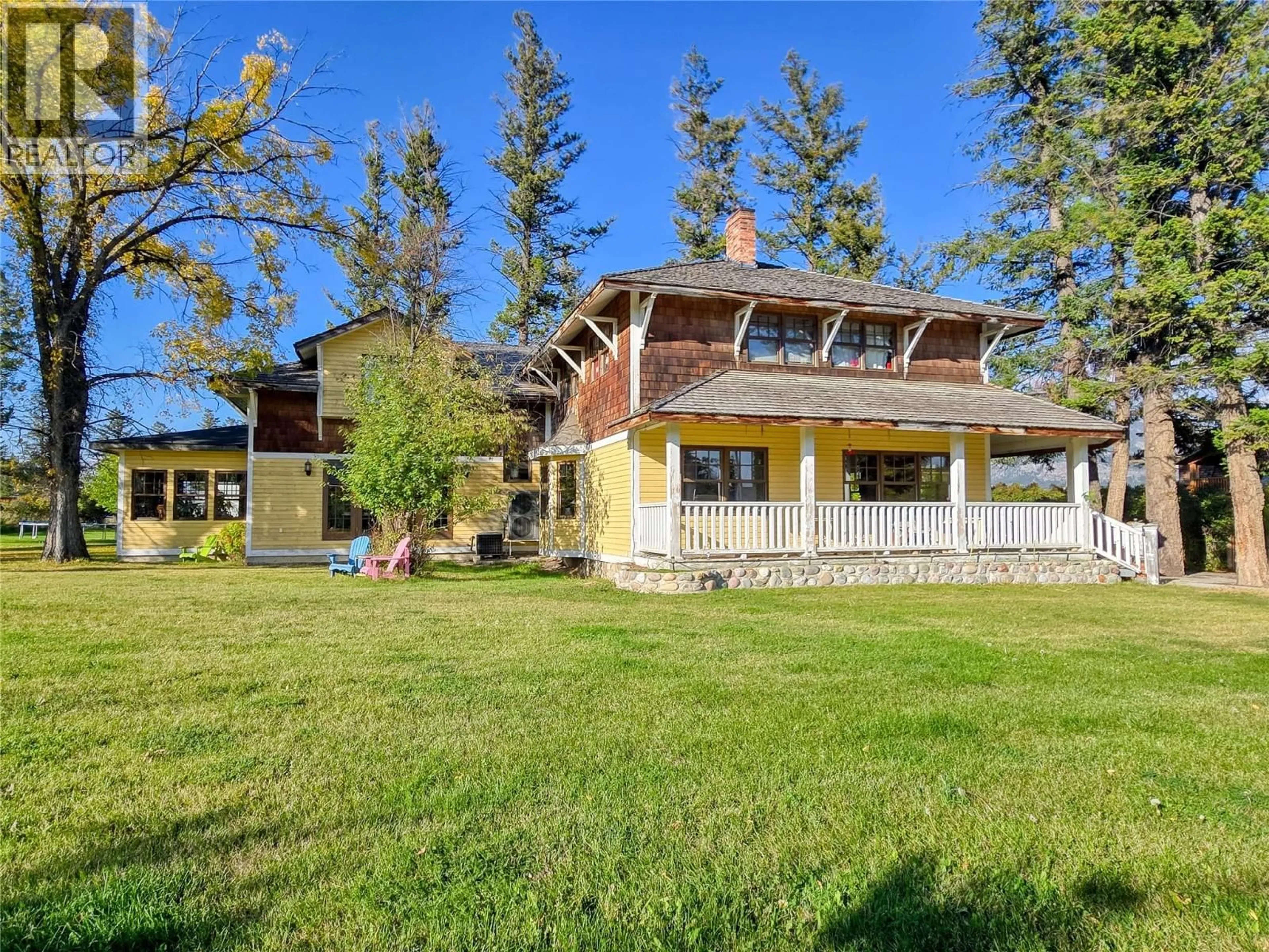 A pic from outside/outdoor area/front of a property/back of a property/a pic from drone, unknown for 1018 5TH STREET, Invermere British Columbia V0A1K0