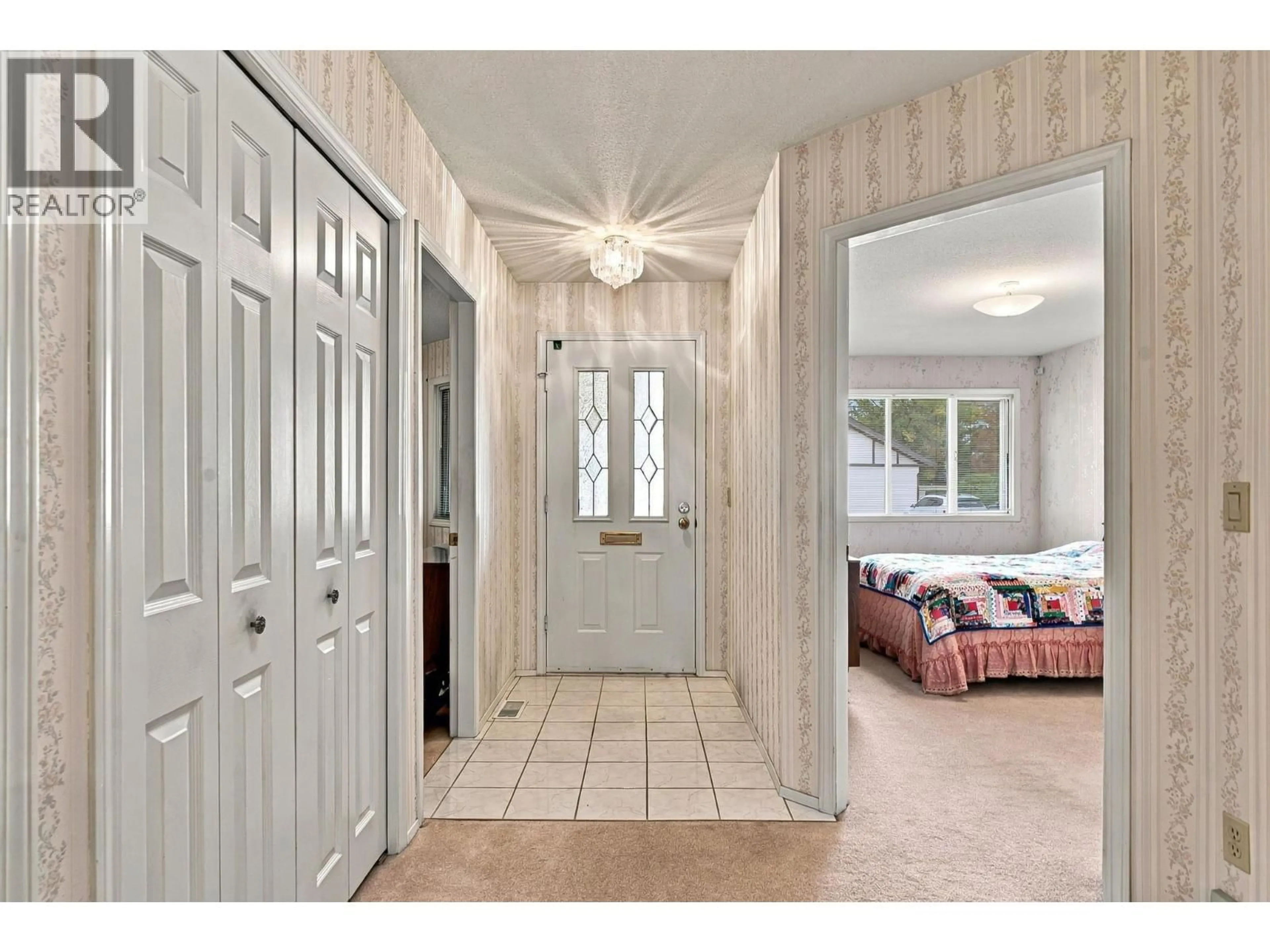 Indoor entryway for 34 - 2200 GORDON DRIVE, Kelowna British Columbia V1Y8T7