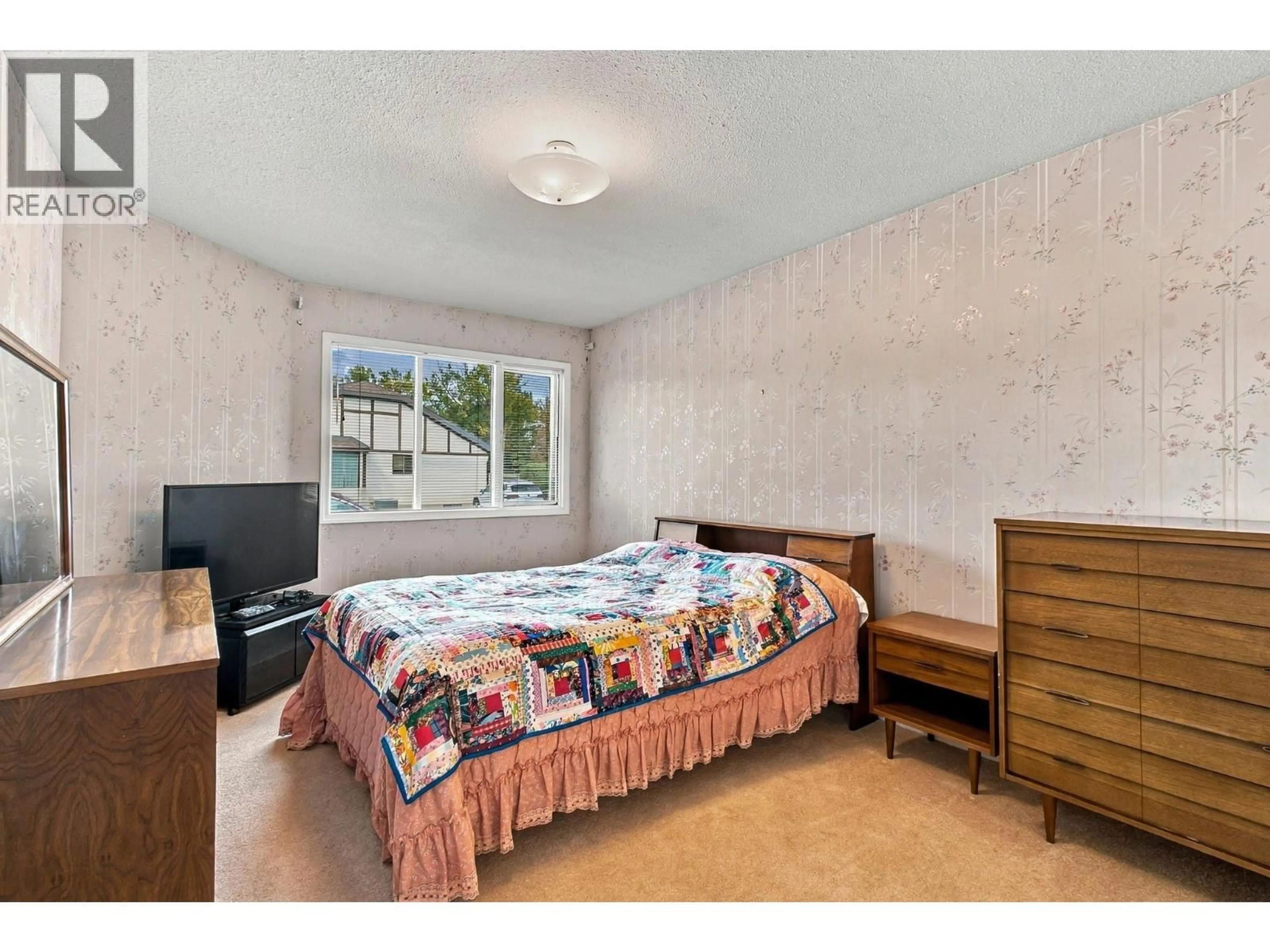 A pic of a room for 34 - 2200 GORDON DRIVE, Kelowna British Columbia V1Y8T7