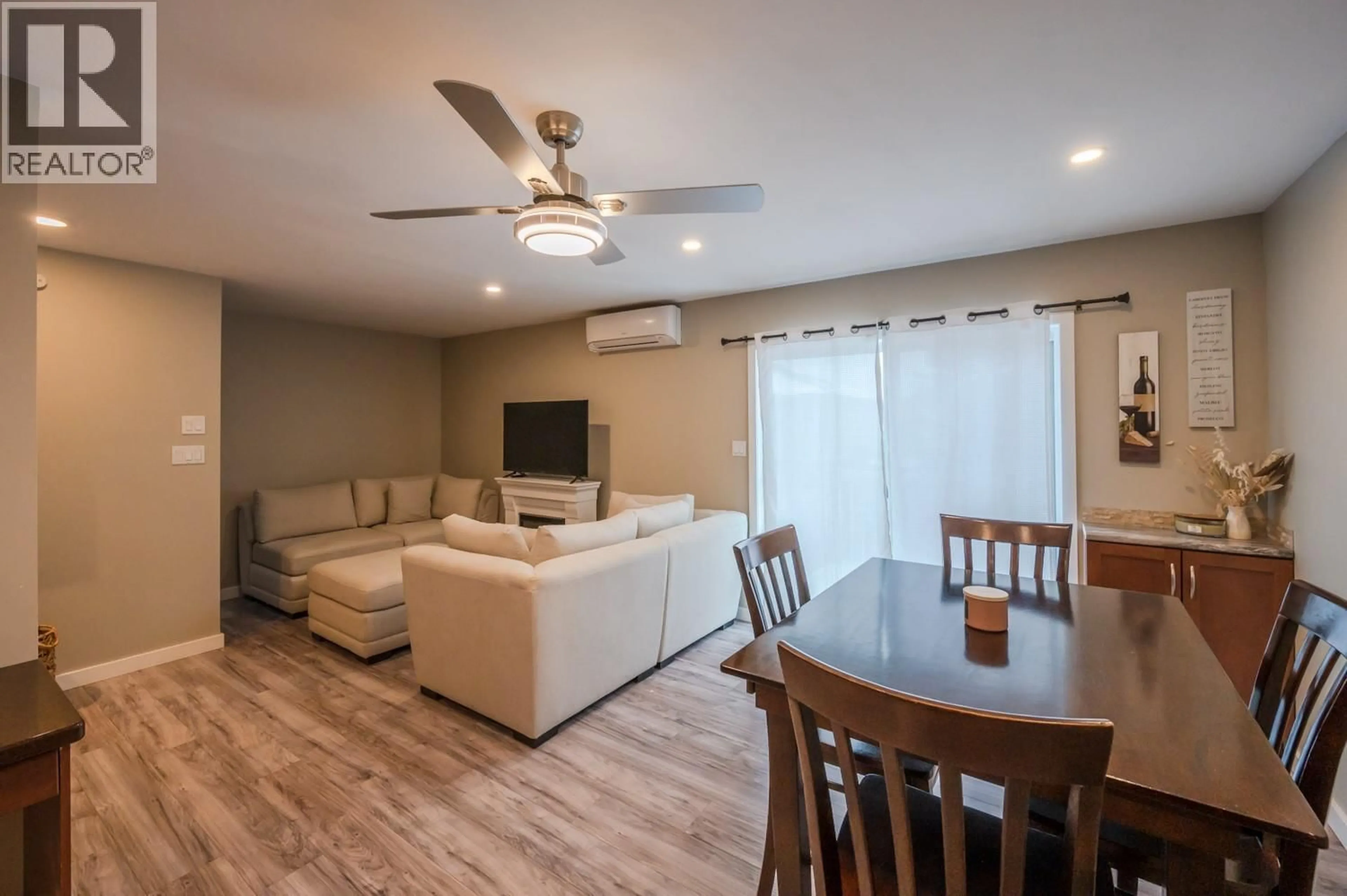 Living room with furniture, wood/laminate floor for 114 - 3004 SOUTH MAIN STREET, Penticton British Columbia V2A5J6
