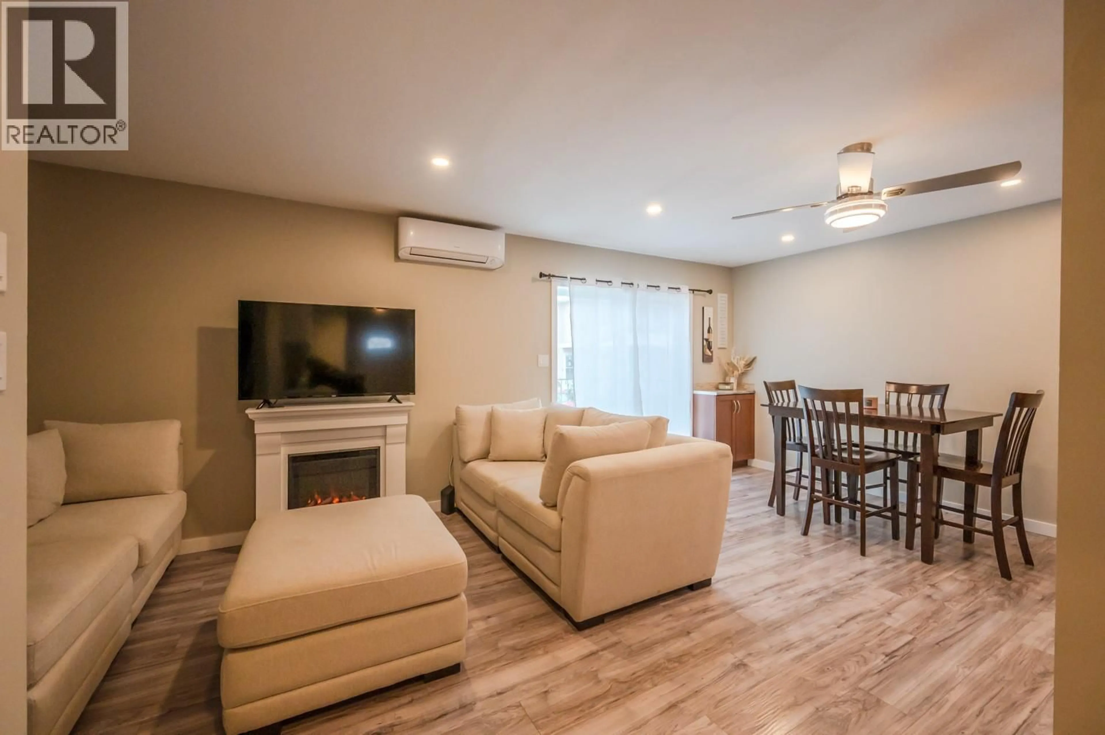 Living room with furniture, wood/laminate floor for 114 - 3004 SOUTH MAIN STREET, Penticton British Columbia V2A5J6