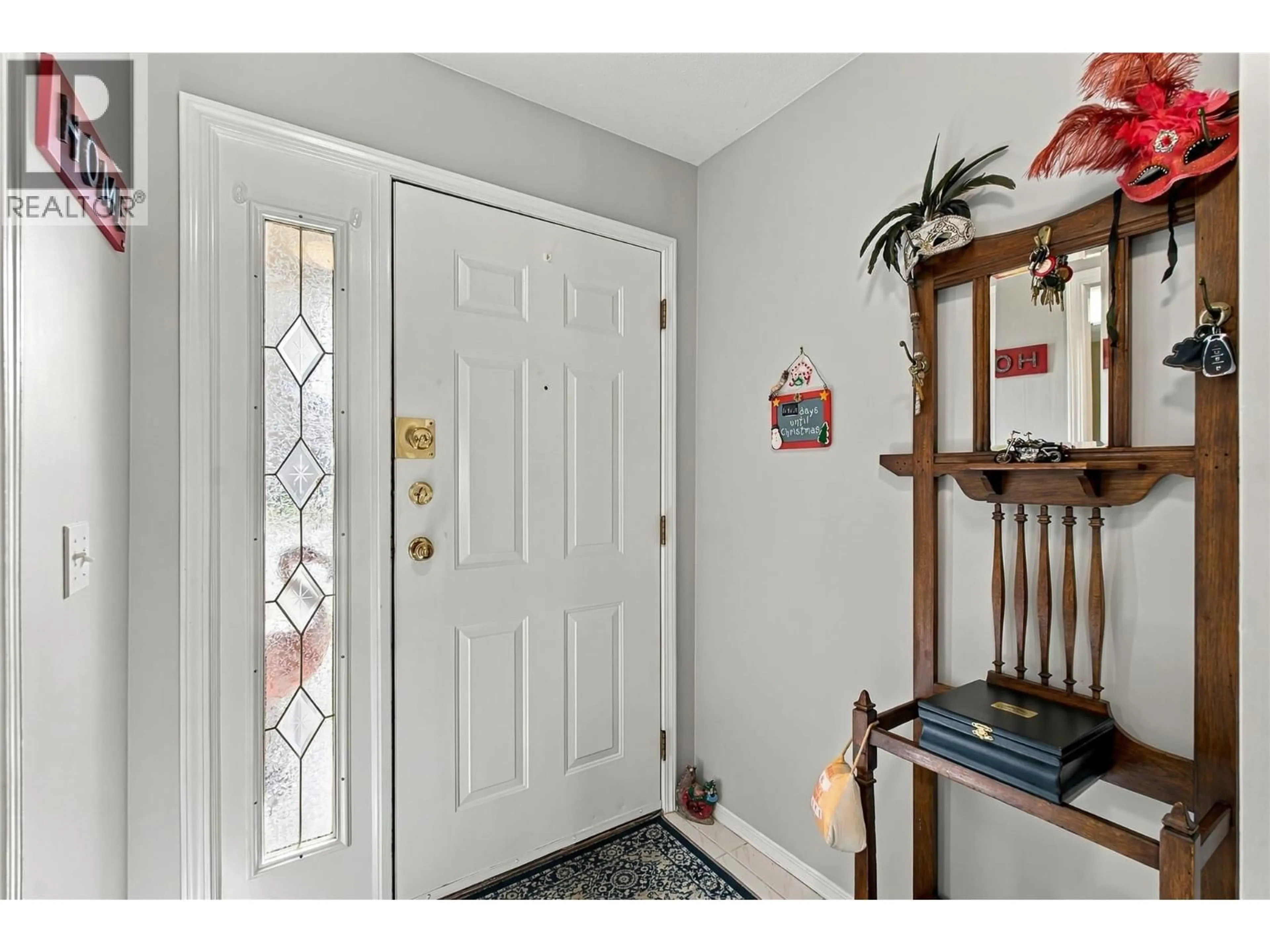 Indoor entryway for 32 - 1874 PARKVIEW CRESCENT, Kelowna British Columbia V1X7G6