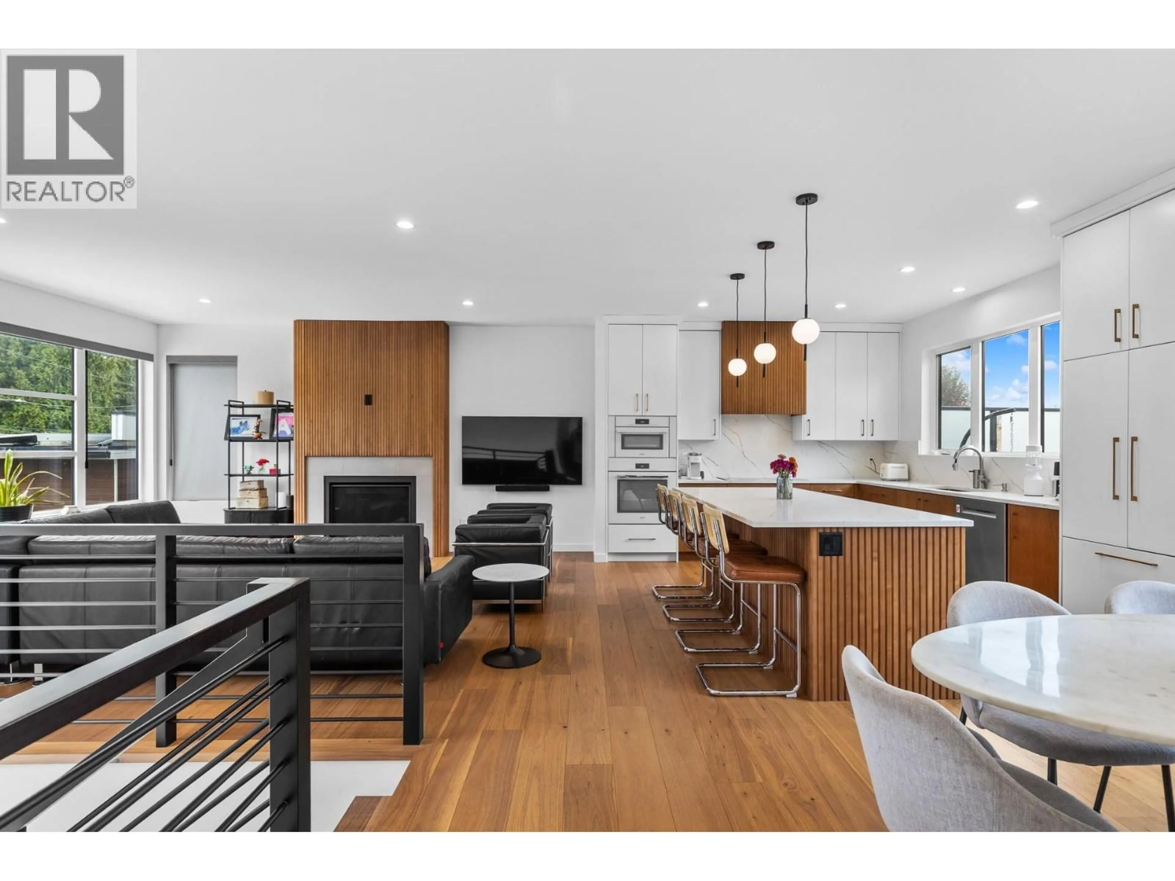 Open concept kitchen, wood/laminate floor for 624 BONJOU ROAD, Kelowna British Columbia V1W1M5