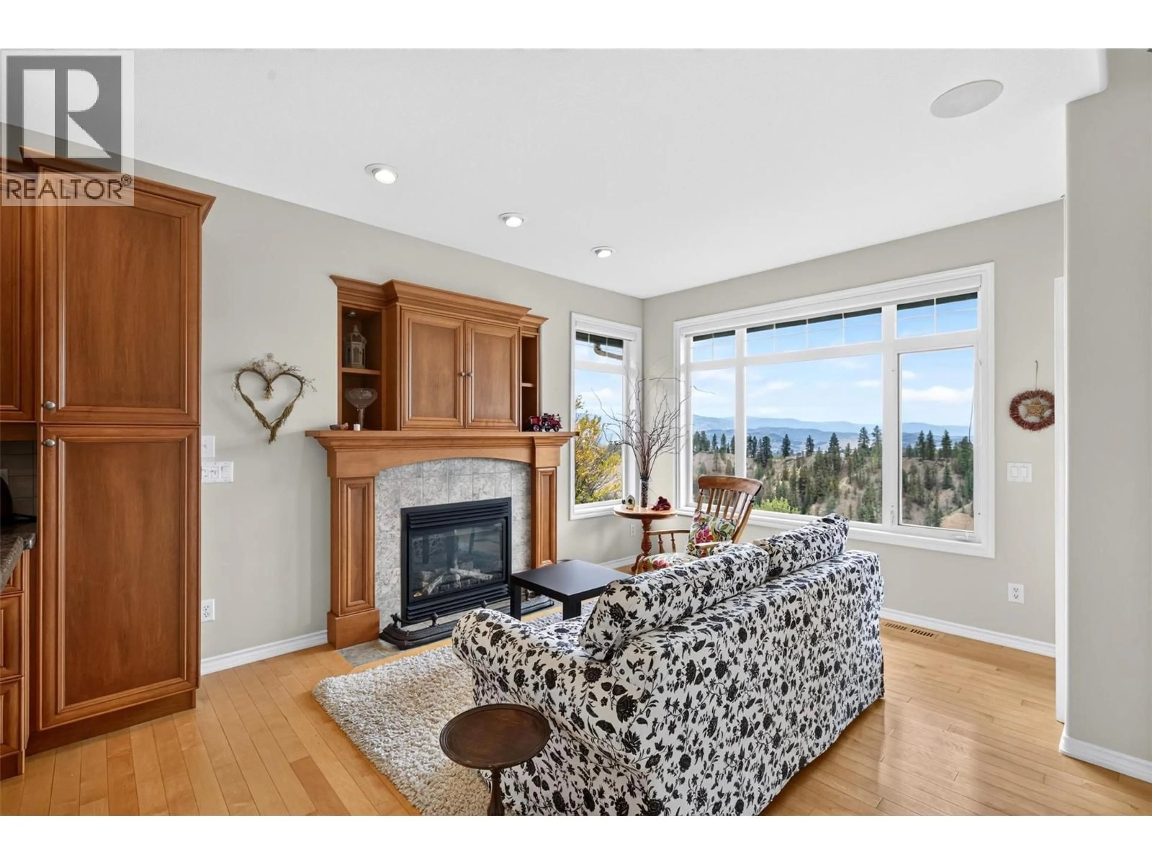 Living room with furniture, wood/laminate floor for 21 - 3800 GALLAGHERS PINNACLE WAY, Kelowna British Columbia V1W3Z8