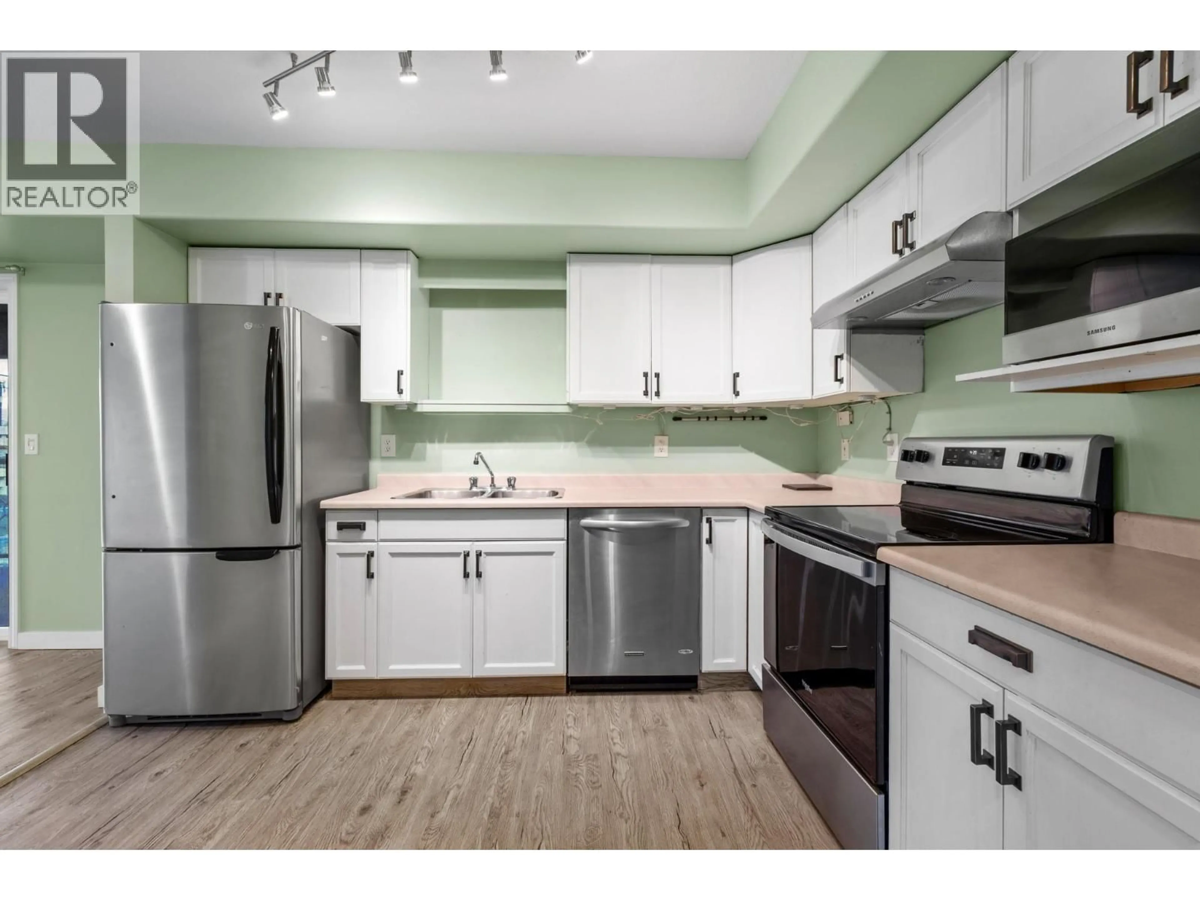 Standard kitchen, unknown for 3115 DE MONTREUIL COURT, Kelowna British Columbia V1W3W1