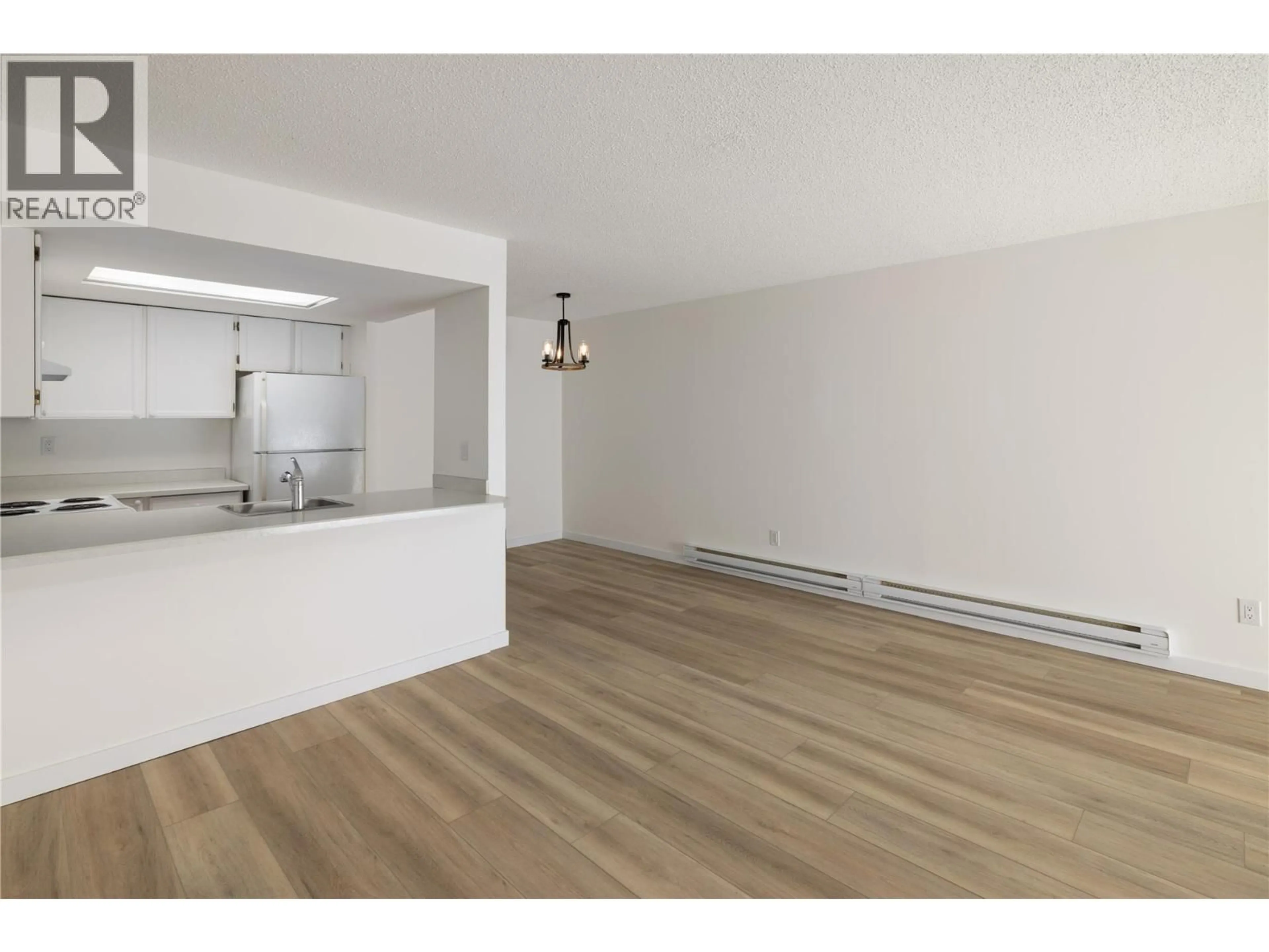 Open concept kitchen, wood/laminate floor for 916 - 3140 WILSON STREET, Penticton British Columbia V2A7K4