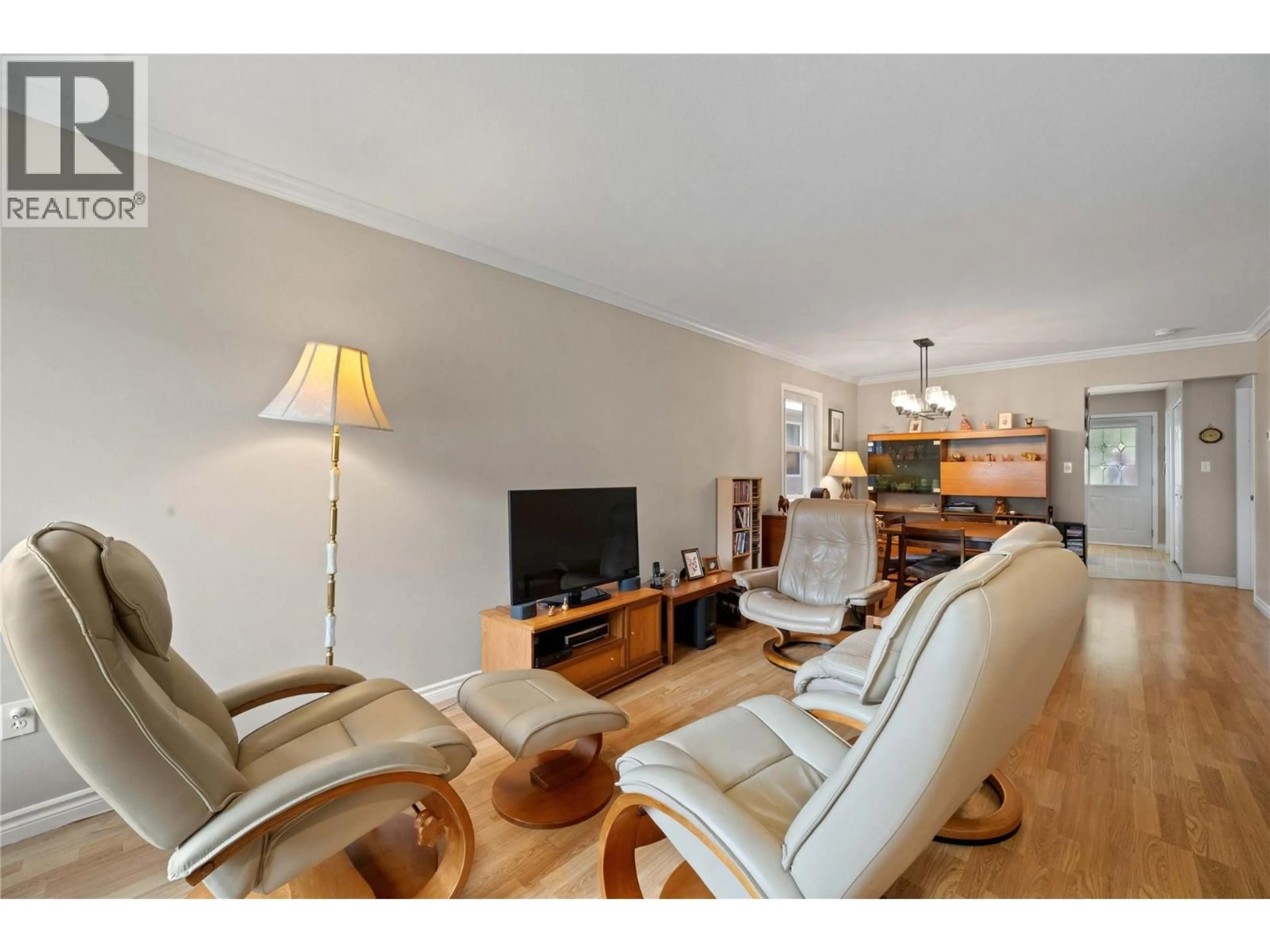 Living room with furniture, wood/laminate floor for 10 - 51 8 AVENUE SOUTHWEST, Salmon Arm British Columbia V1E3L9