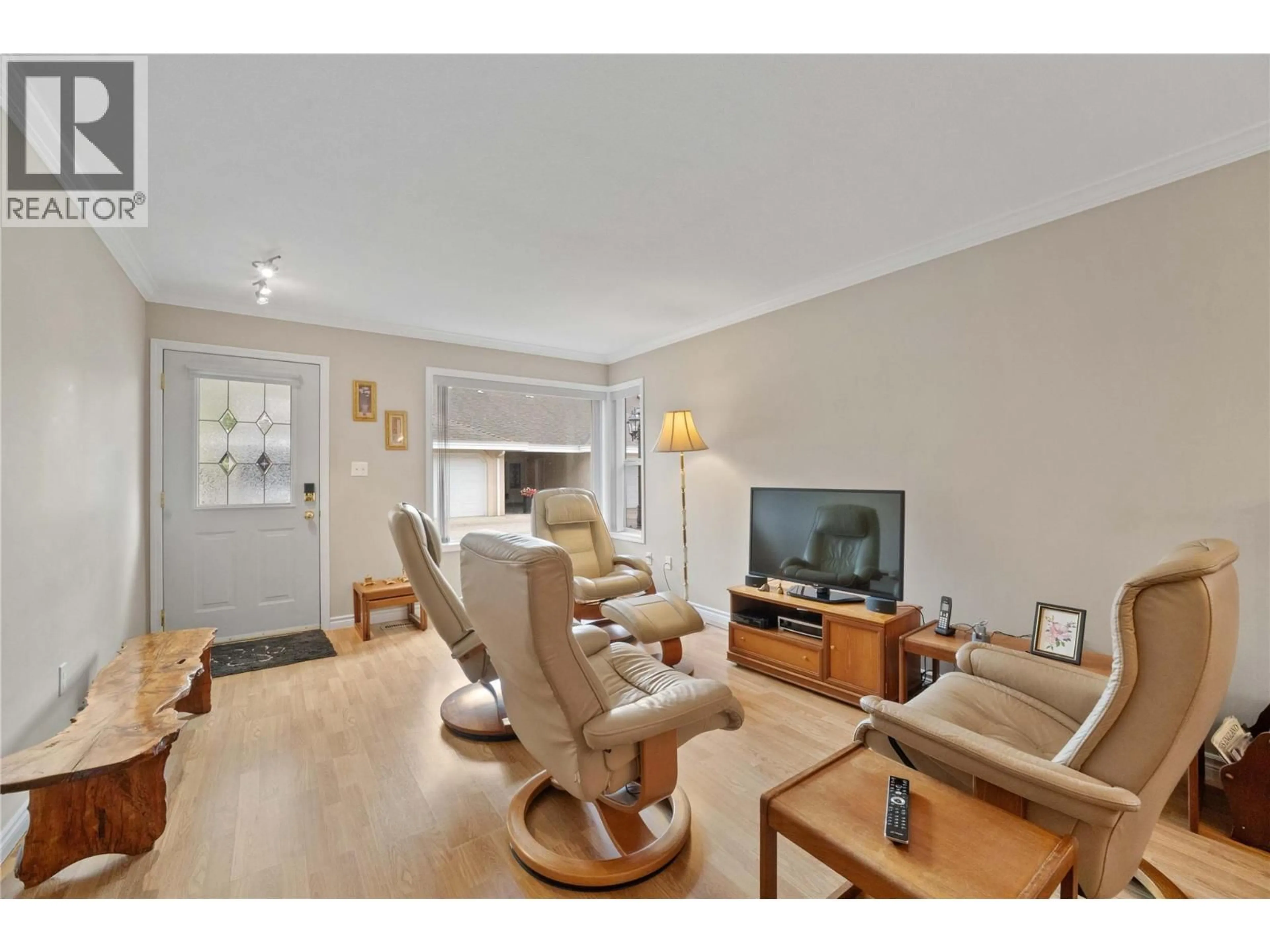 Living room with furniture, wood/laminate floor for 10 - 51 8 AVENUE SOUTHWEST, Salmon Arm British Columbia V1E3L9