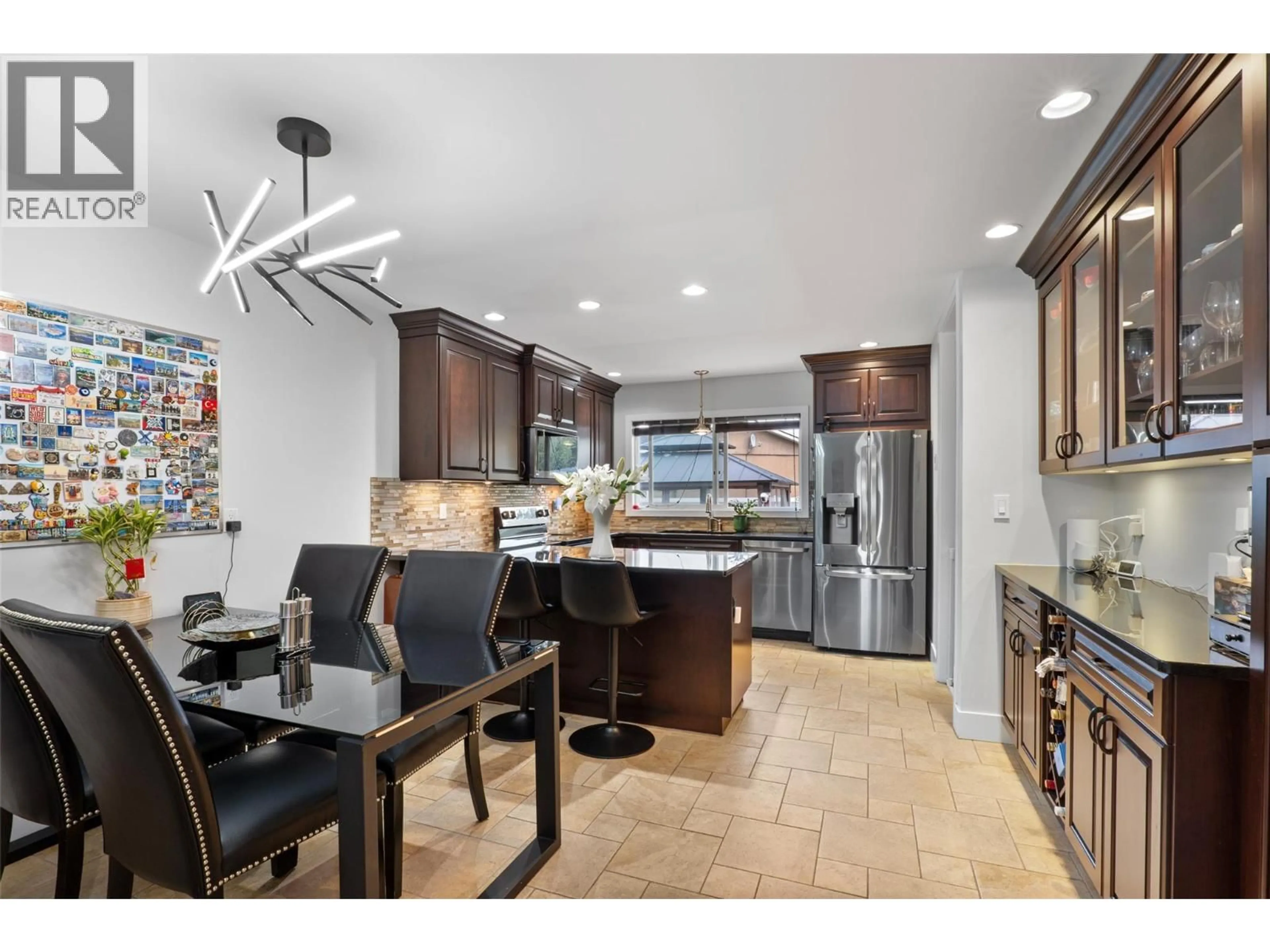 Open concept kitchen, ceramic/tile floor for 384 ARROWSTONE DRIVE, Kamloops British Columbia V2C1R1