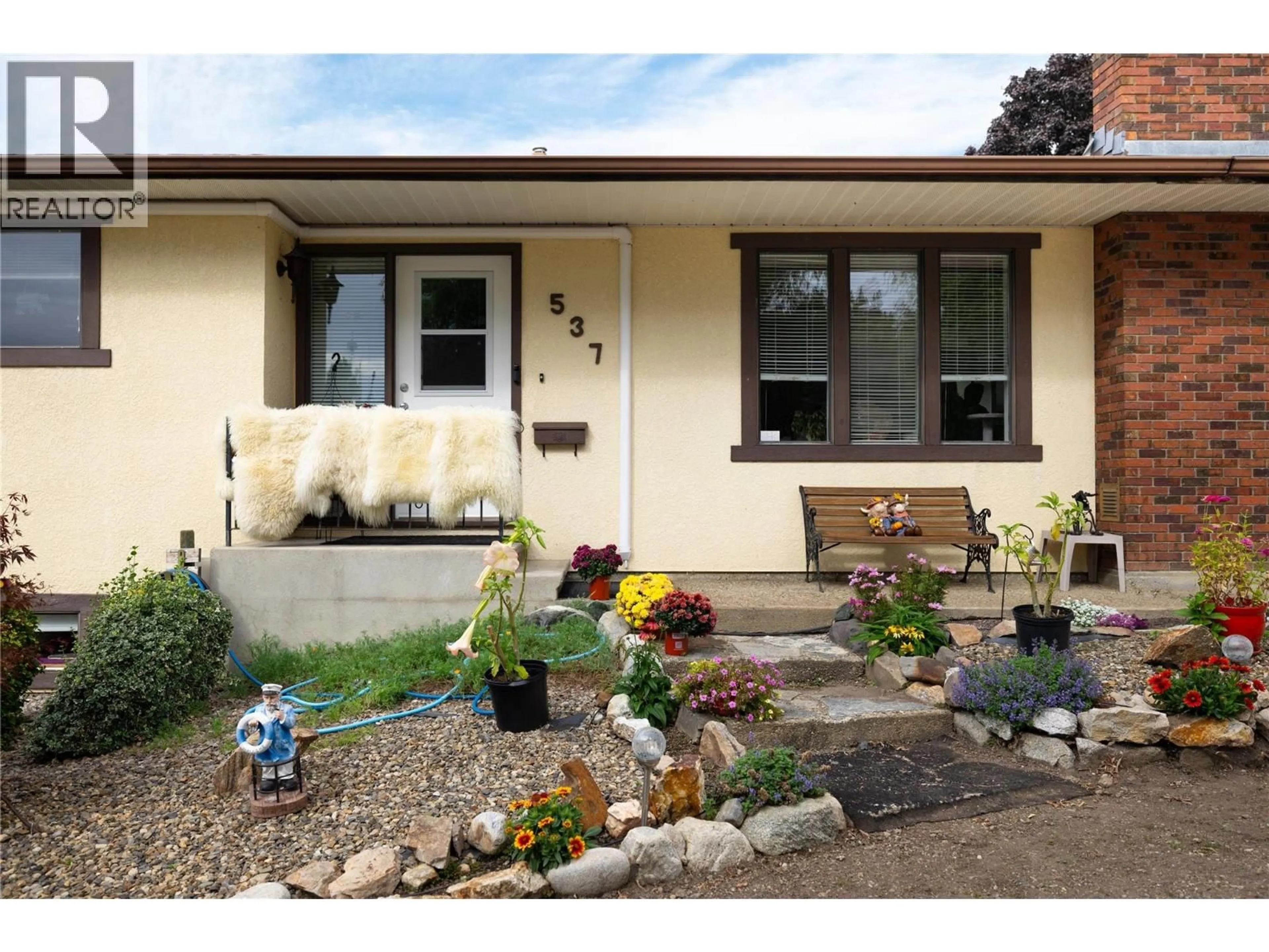 Home with vinyl exterior material, street for 537 ROBIN ROAD, Vernon British Columbia V1B3B2
