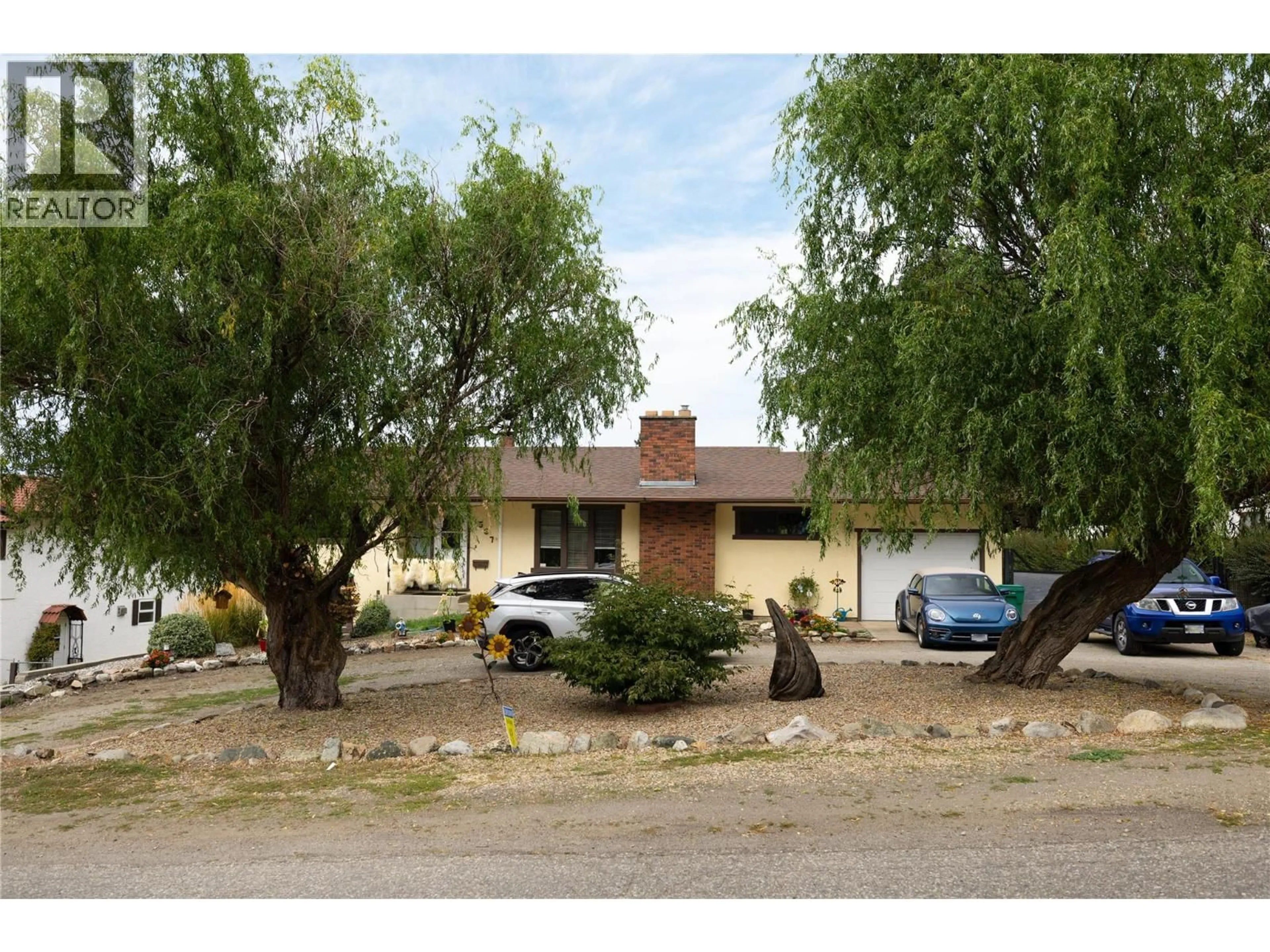 A pic from outside/outdoor area/front of a property/back of a property/a pic from drone, street for 537 ROBIN ROAD, Vernon British Columbia V1B3B2