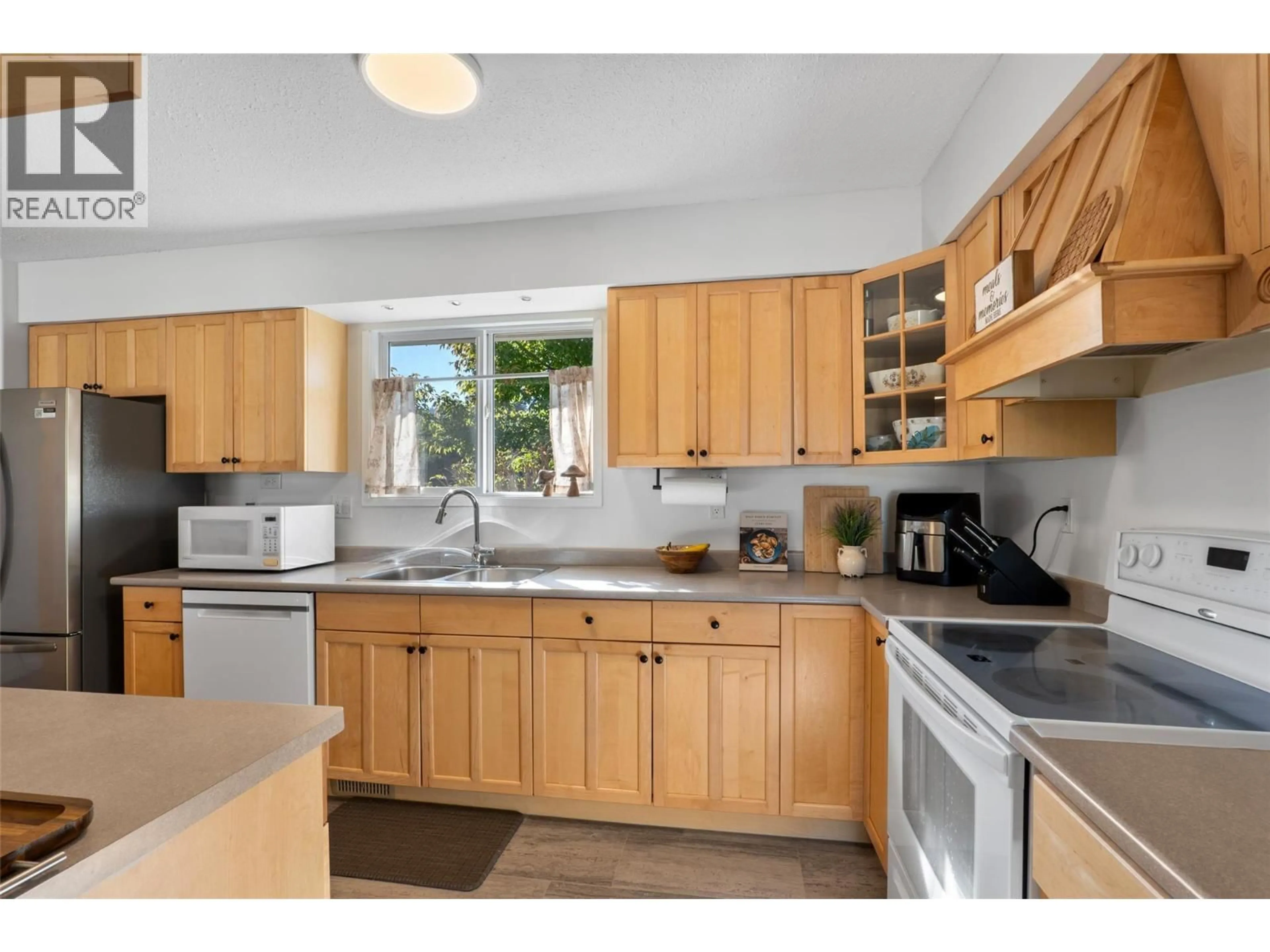 Standard kitchen, unknown for 126 BESTWICK DRIVE, Kamloops British Columbia V2C1M7