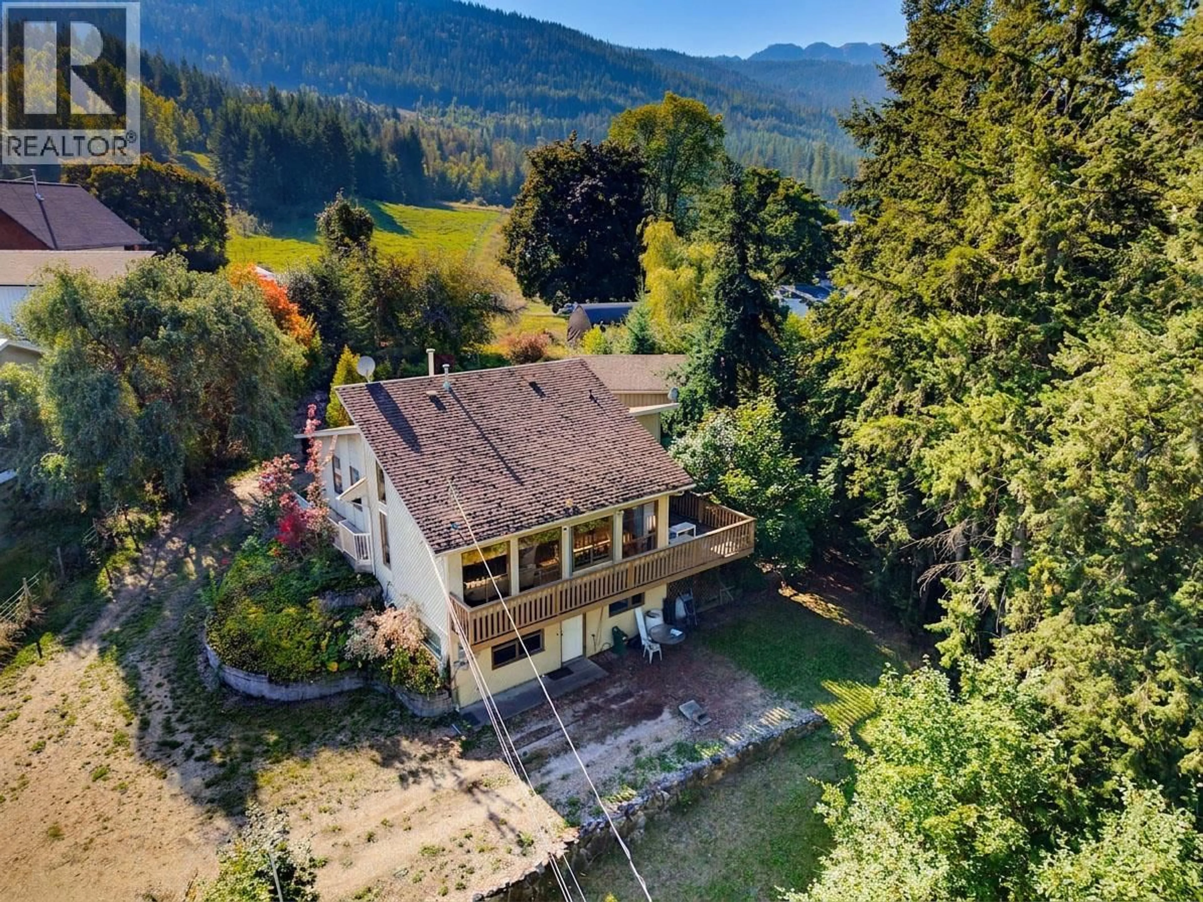 A pic from outside/outdoor area/front of a property/back of a property/a pic from drone, unknown for 370 10 AVENUE SOUTHEAST, Salmon Arm British Columbia V1E2C3