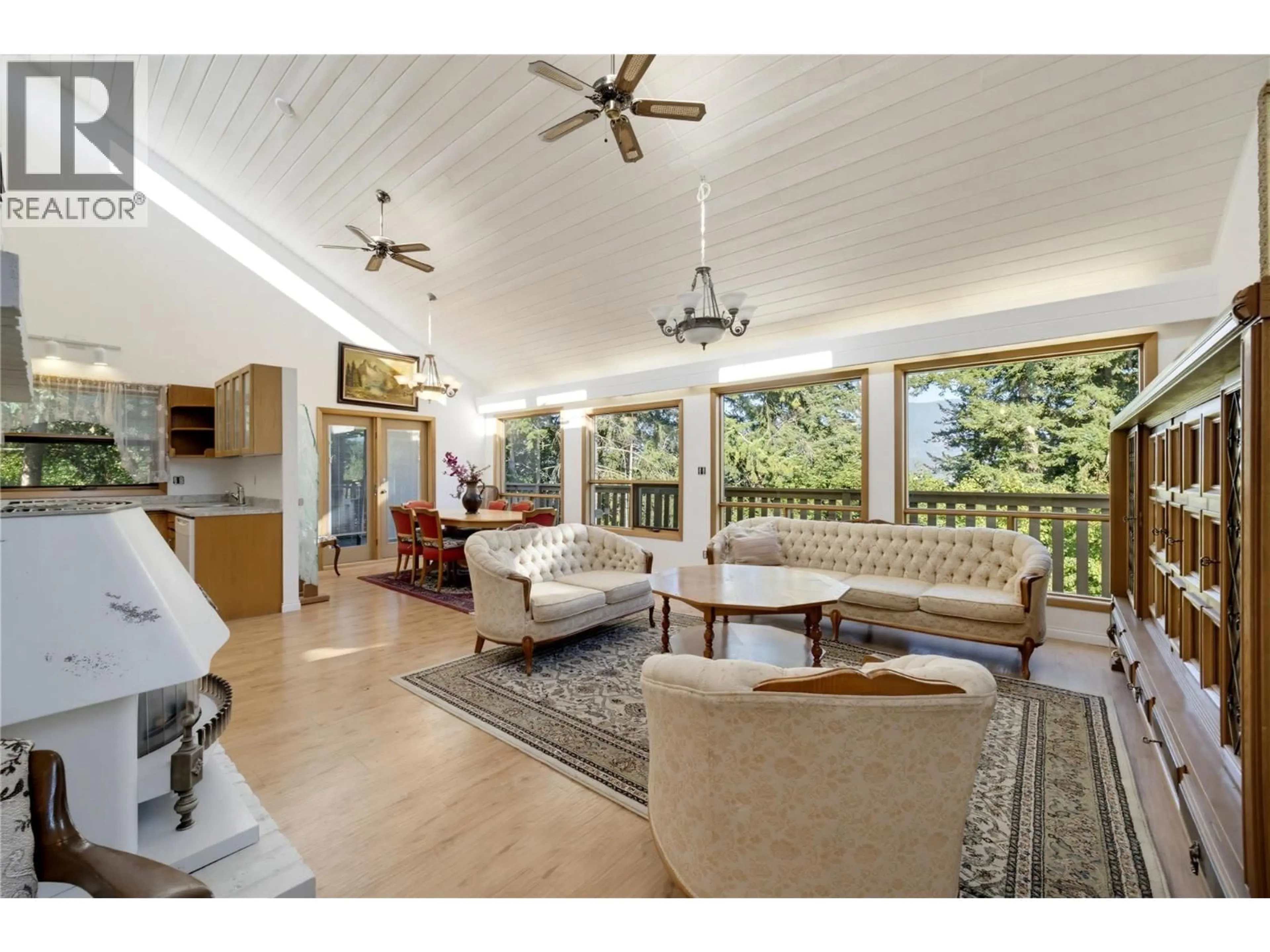 Living room with furniture, wood/laminate floor for 370 10 AVENUE SOUTHEAST, Salmon Arm British Columbia V1E2C3