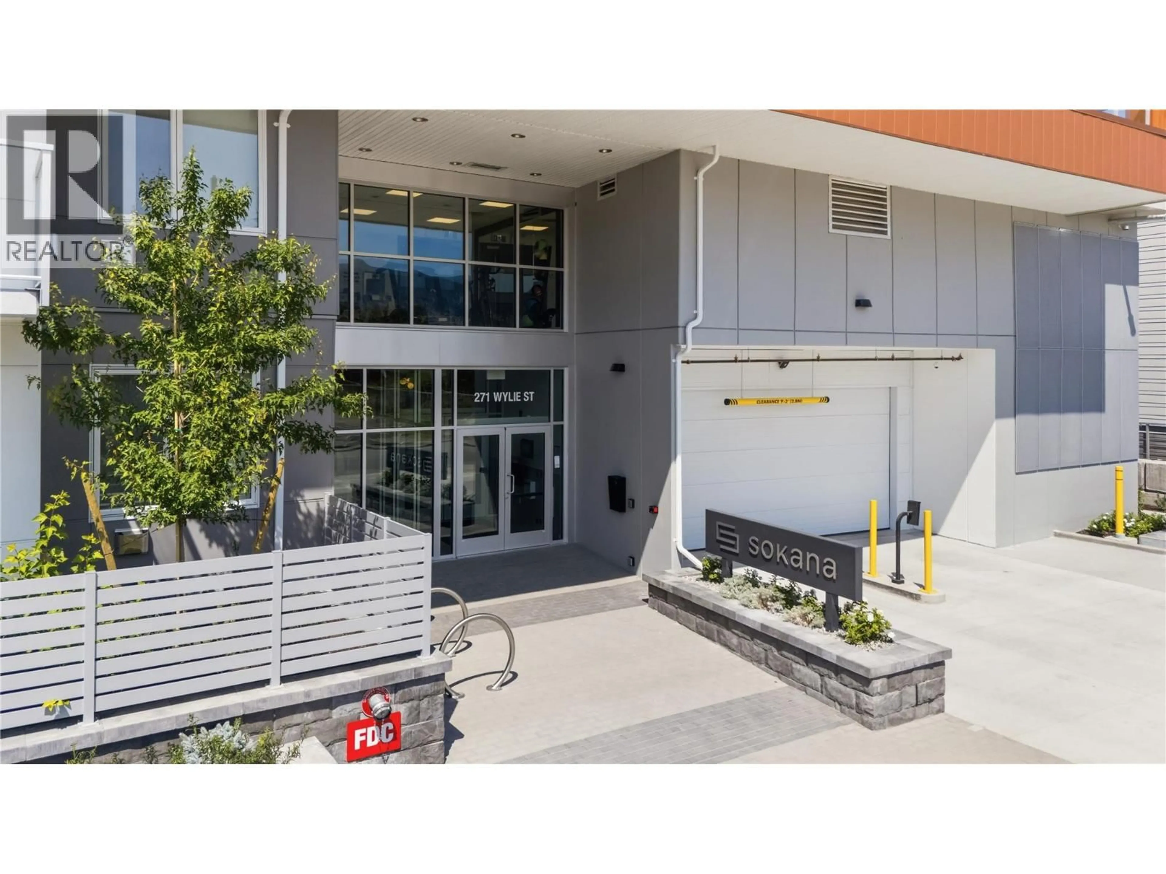 Indoor foyer for 415 - 270 RIVERSIDE DRIVE, Penticton British Columbia V2A5Y5