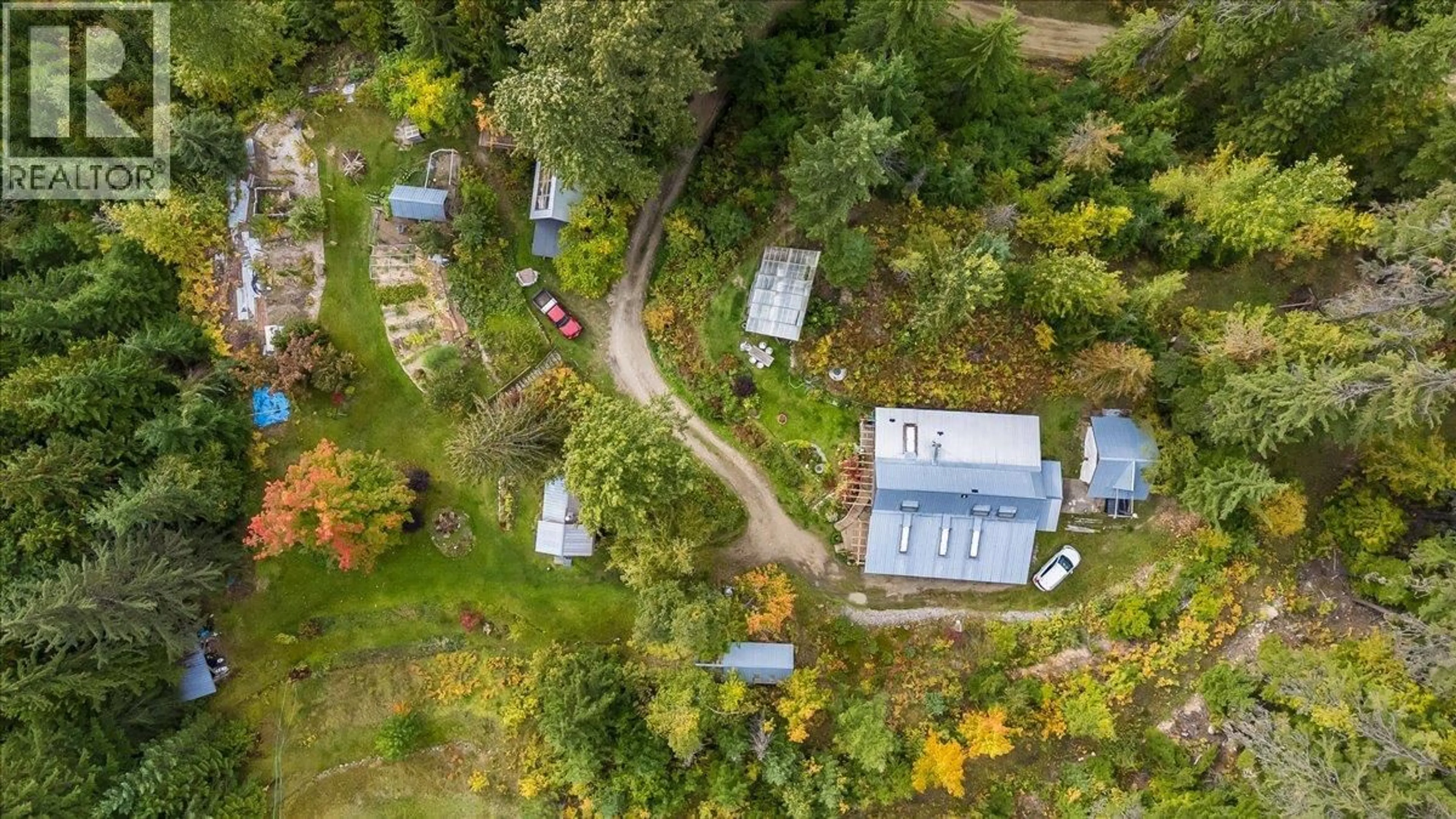 A pic from outside/outdoor area/front of a property/back of a property/a pic from drone, street for 8494 RED MOUNTAIN ROAD, Silverton British Columbia V0G1S0