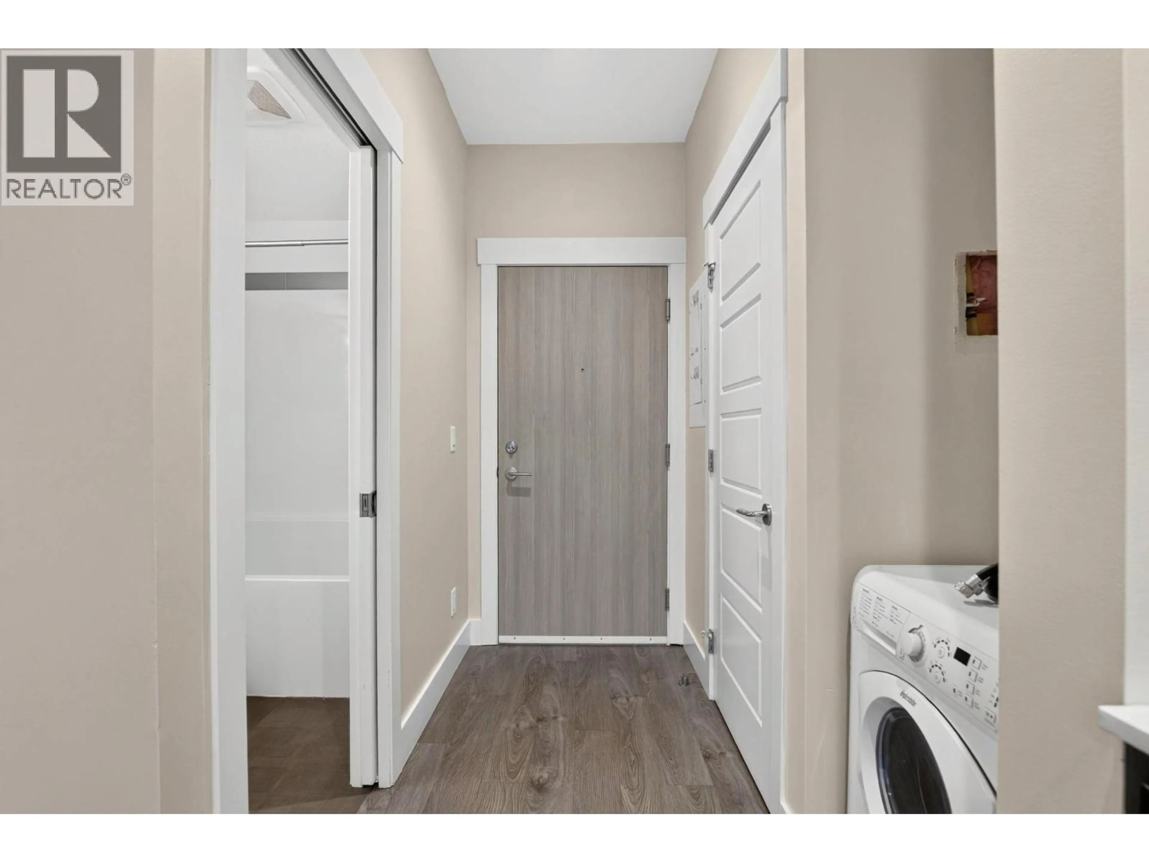 Indoor entryway for 347 - 925 LEON AVENUE, Kelowna British Columbia V1Y0E5