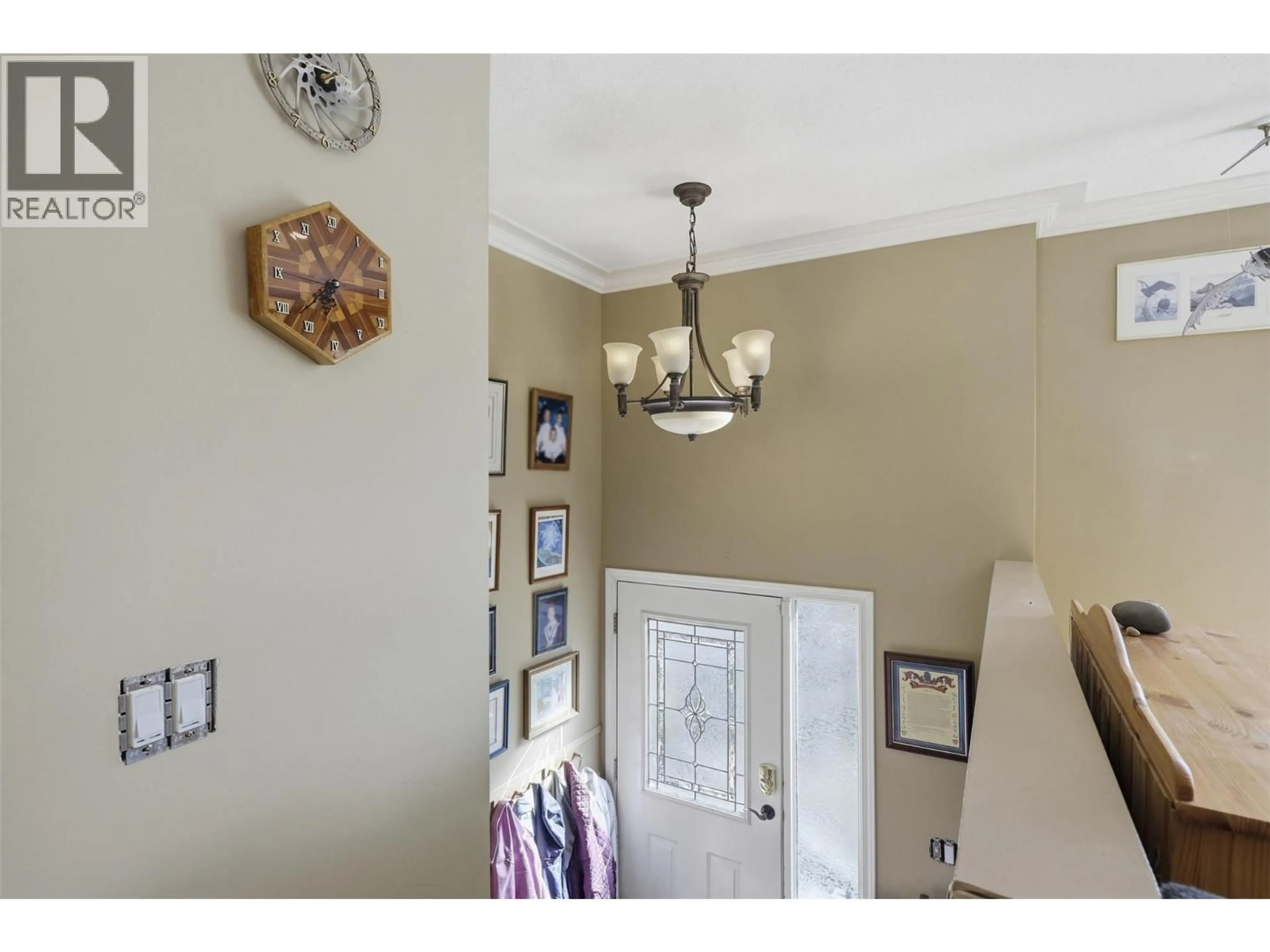 Indoor entryway for 4809 BOLEAN DRIVE, Kamloops British Columbia V2H1M3