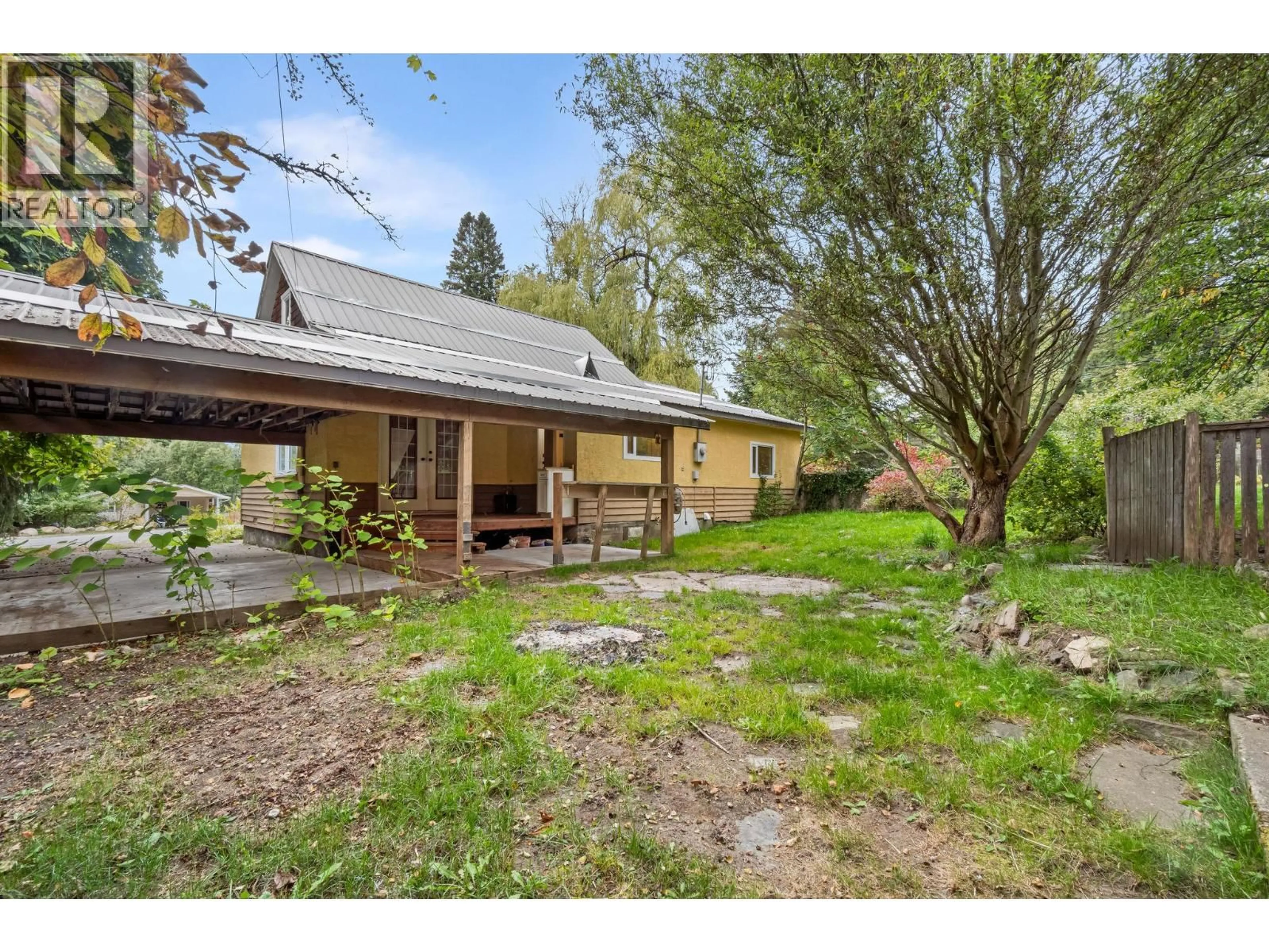 A pic from outside/outdoor area/front of a property/back of a property/a pic from drone, unknown for 309 1ST AVENUE NORTHWEST, Nakusp British Columbia V0G1R0