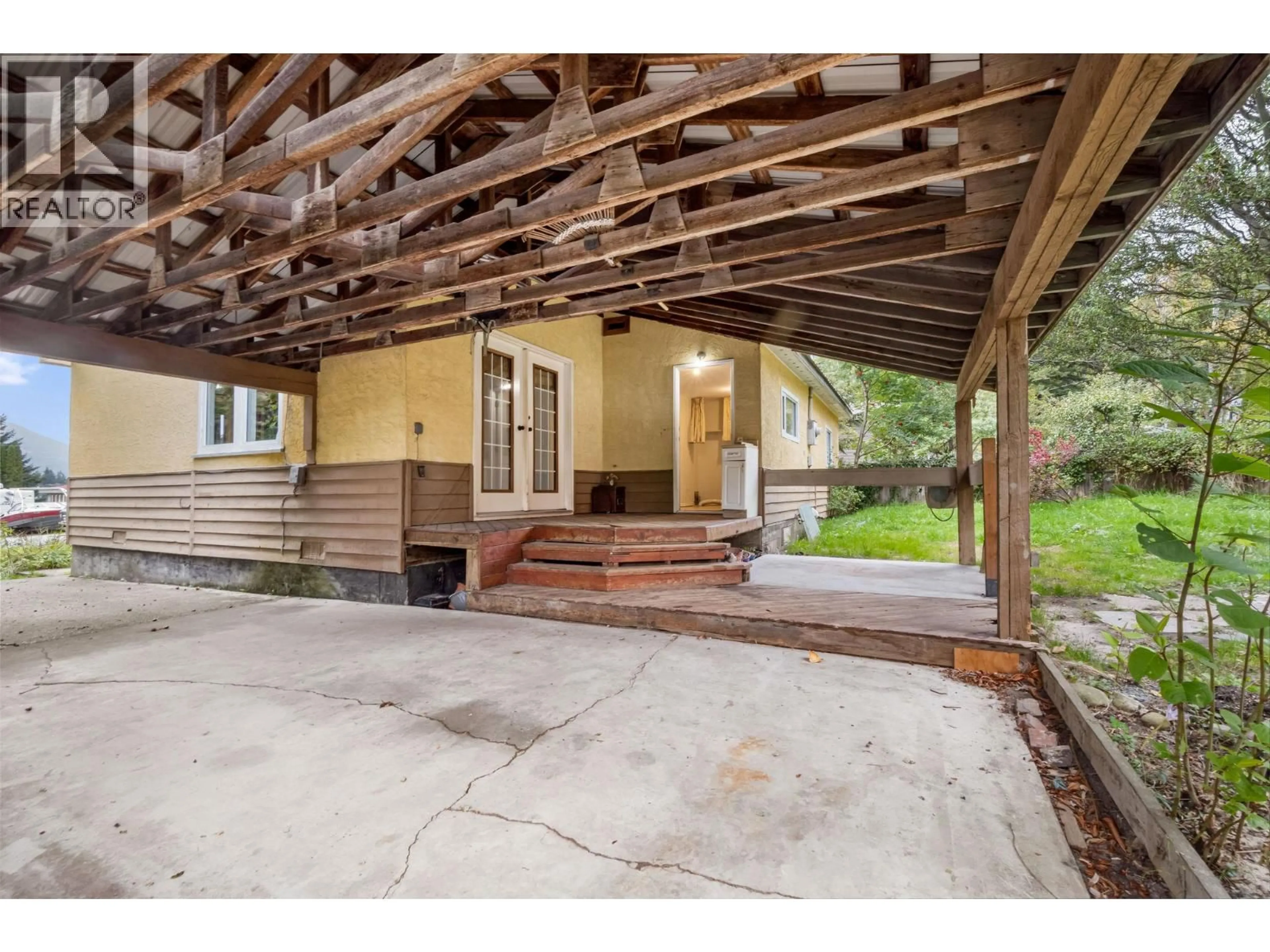Patio, street for 309 1ST AVENUE NORTHWEST, Nakusp British Columbia V0G1R0