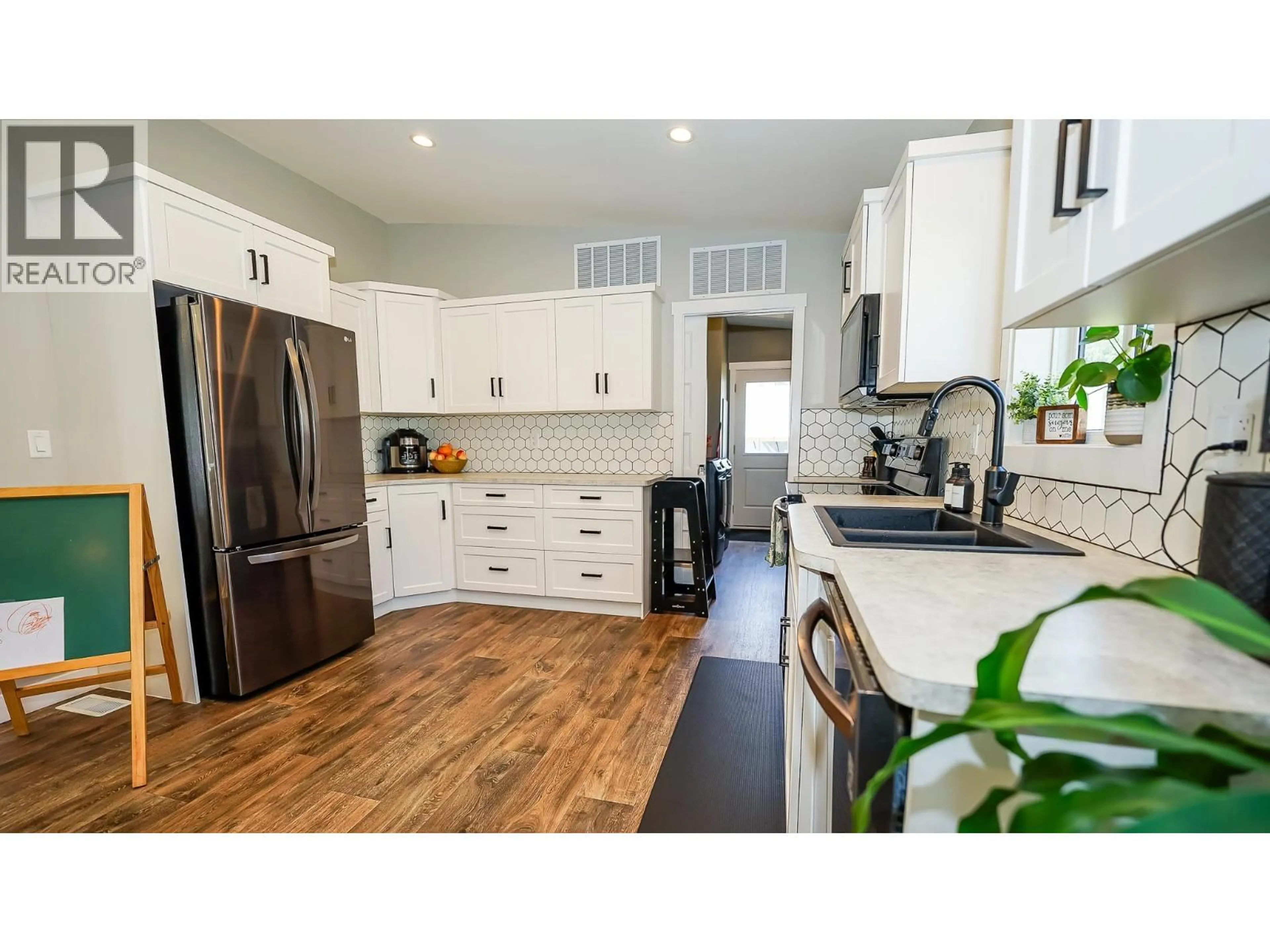 Open concept kitchen, unknown for 44 JOHNSON WAY, Revelstoke British Columbia V0E2S0